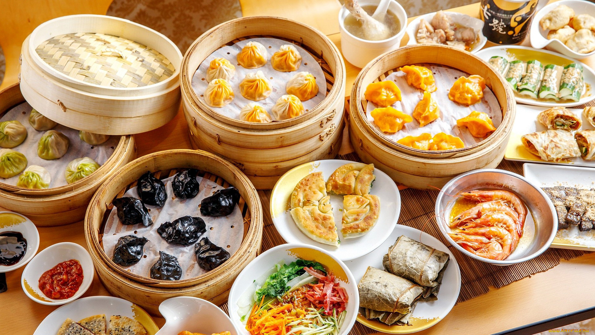 еда, разное, пельмени, салат, креветки, соусы