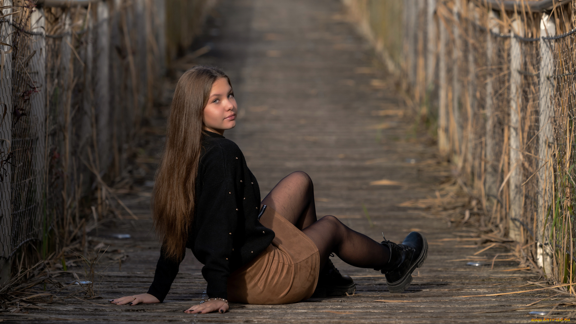 подросток, -, ребёнок, разное, дети, девочка, молодая, девушка, брюнетка, пиджак, юбка, колготки, сапоги, браслет, маникюр, взгляд, поза