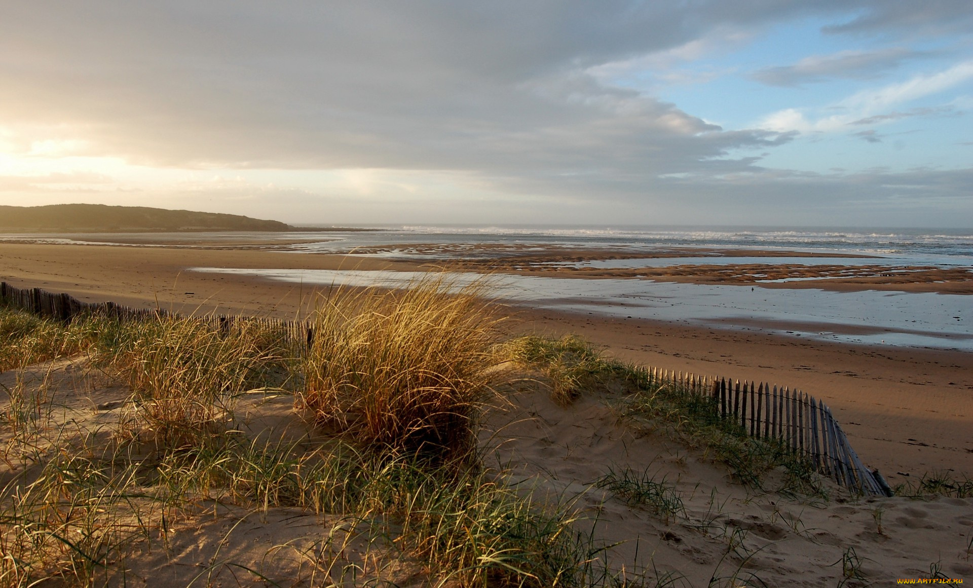природа, побережье, трава, пляж, океан, забор, тучи
