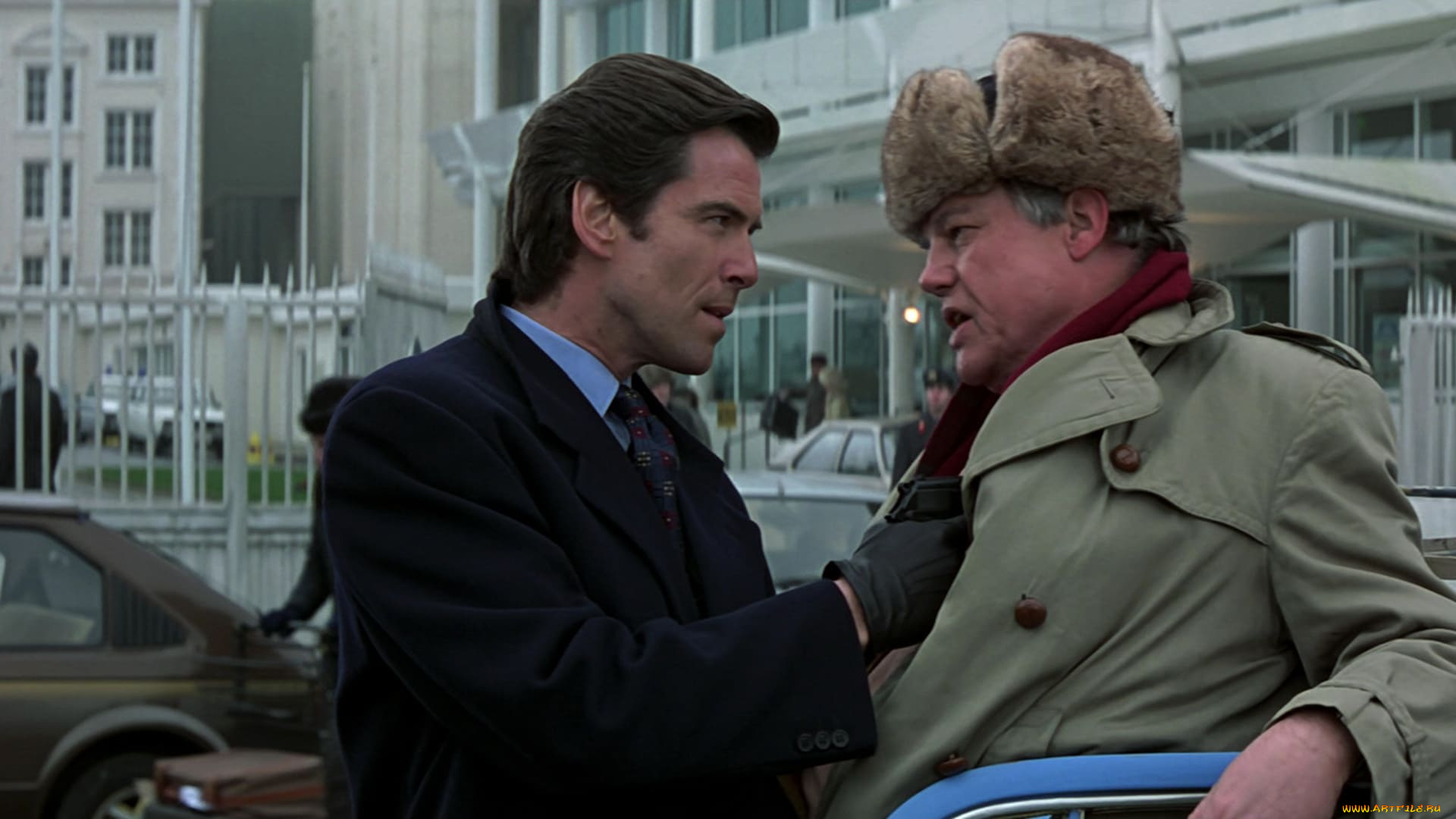 кино, фильмы, 007, , golden, eye, улица, оружие, мужчина, пальто, джеймс, бонд