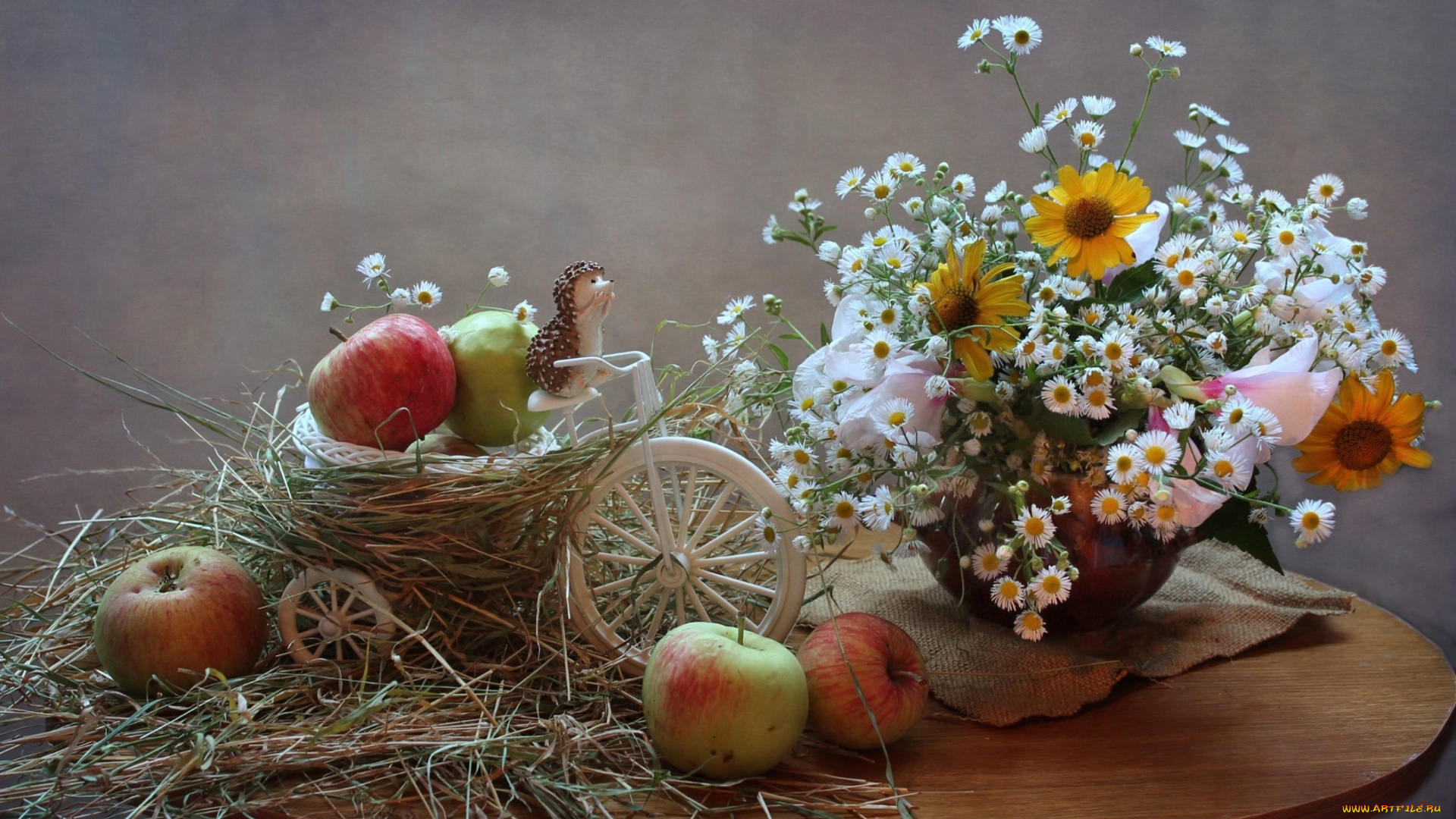 еда, Яблоки, яблоки, фигурка, букет, гелениум, ромашки, сено, натюрморт, ёжик