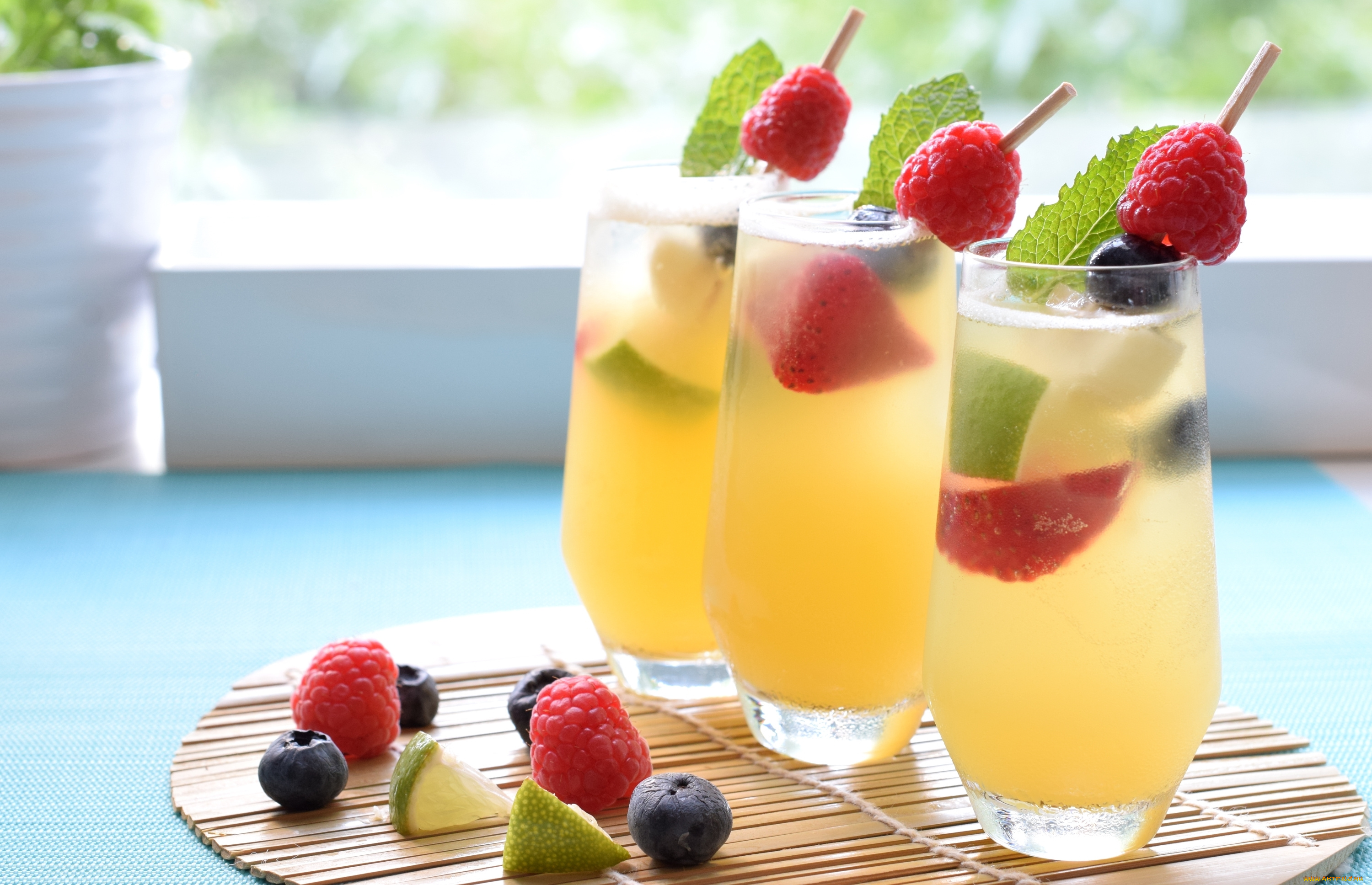 еда, напитки, , коктейль, голубика, малина, клубника, лайм, стаканы, мята, ягоды, коктейль, напиток