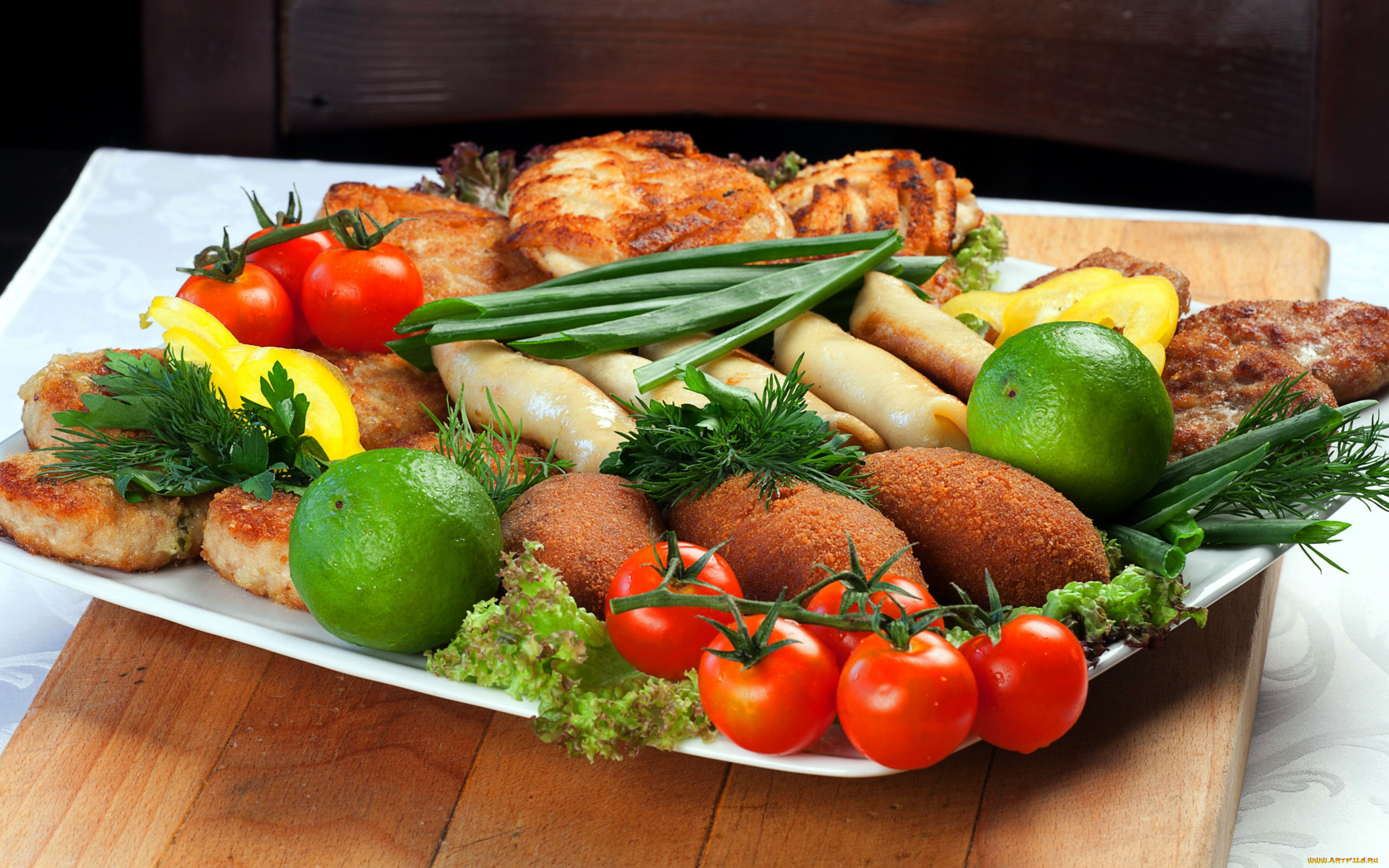 еда, мясные, блюда, котлеты, отбивные, мясо, лук, зеленый, помидоры, томаты