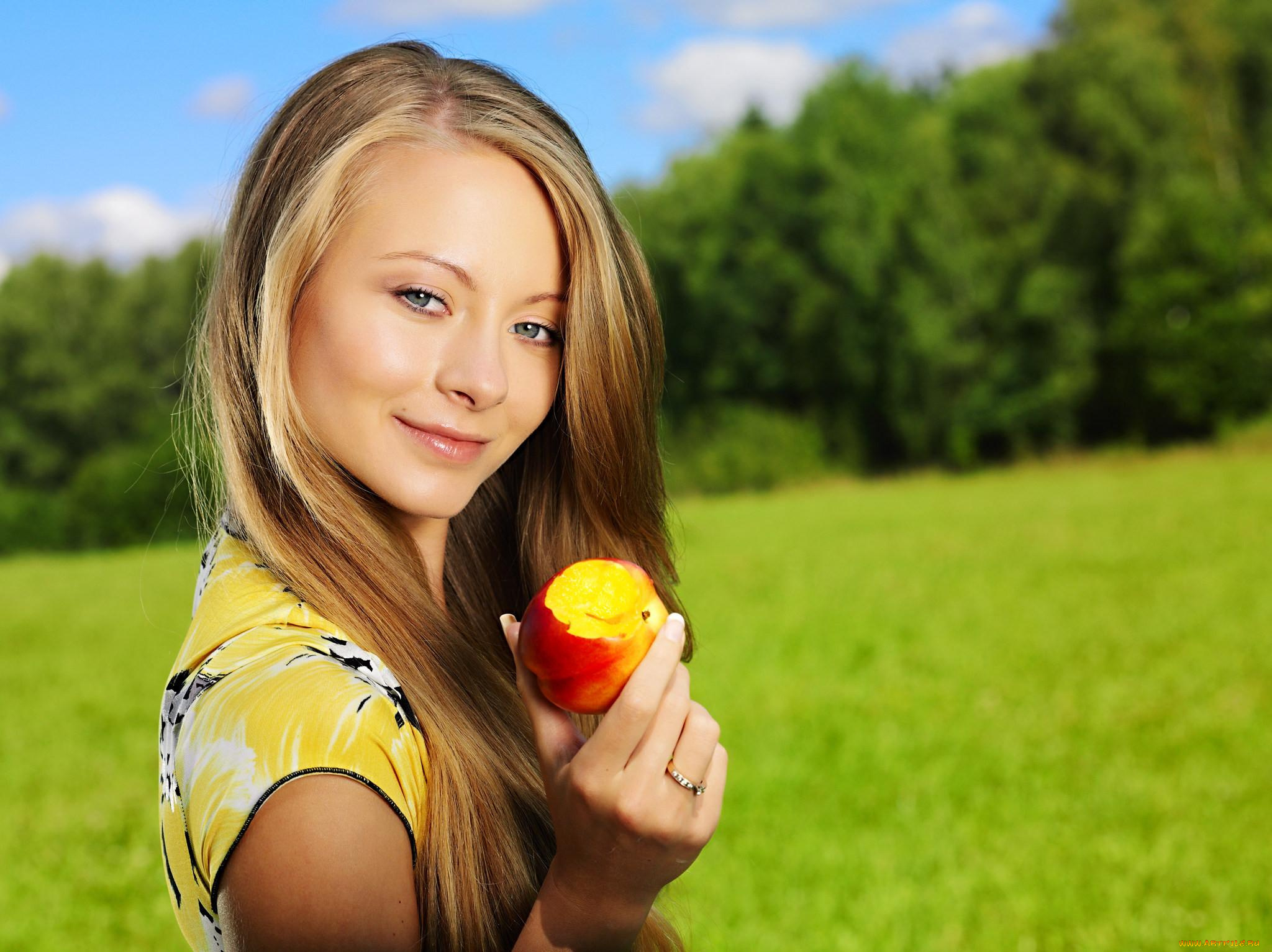 девушки, -unsort, , блондинки, , светловолосые, блондинка, яблоко, поляна