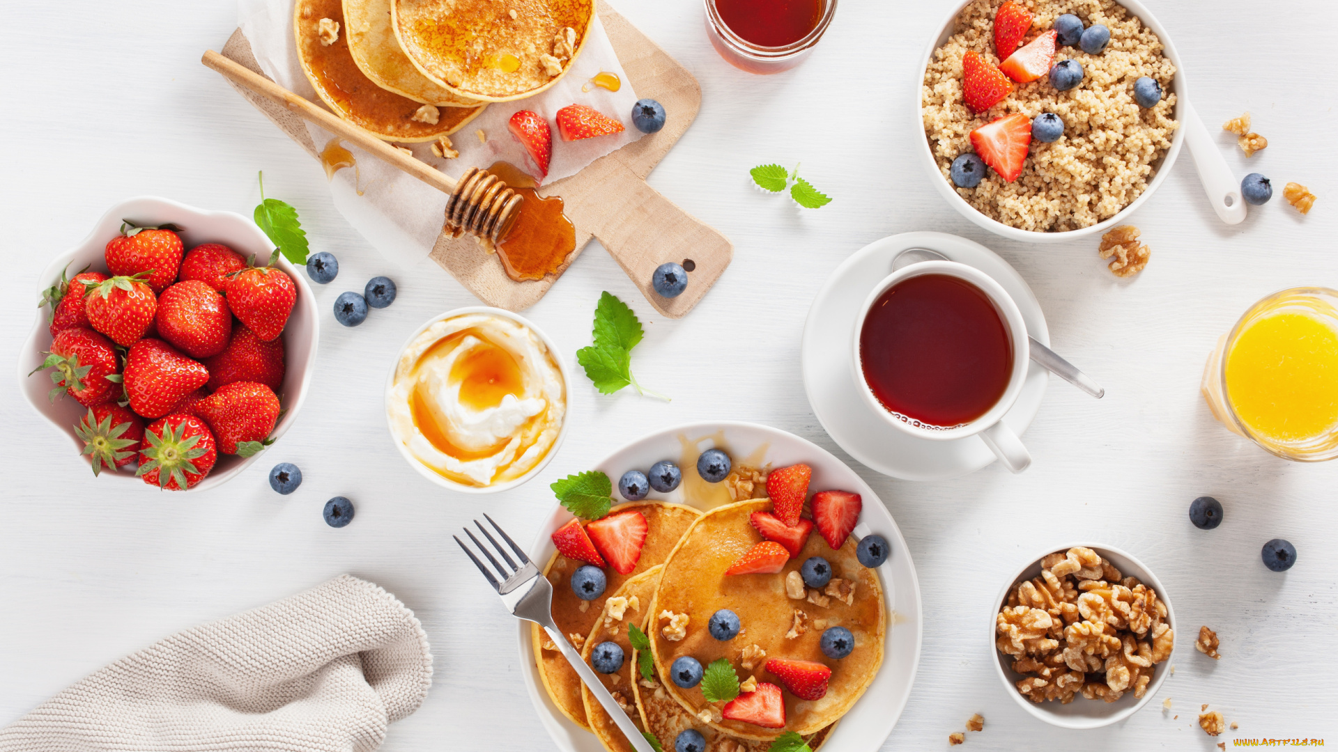 еда, блины, , оладьи, орехи, оладьи, клубника, ягоды, чай, сок