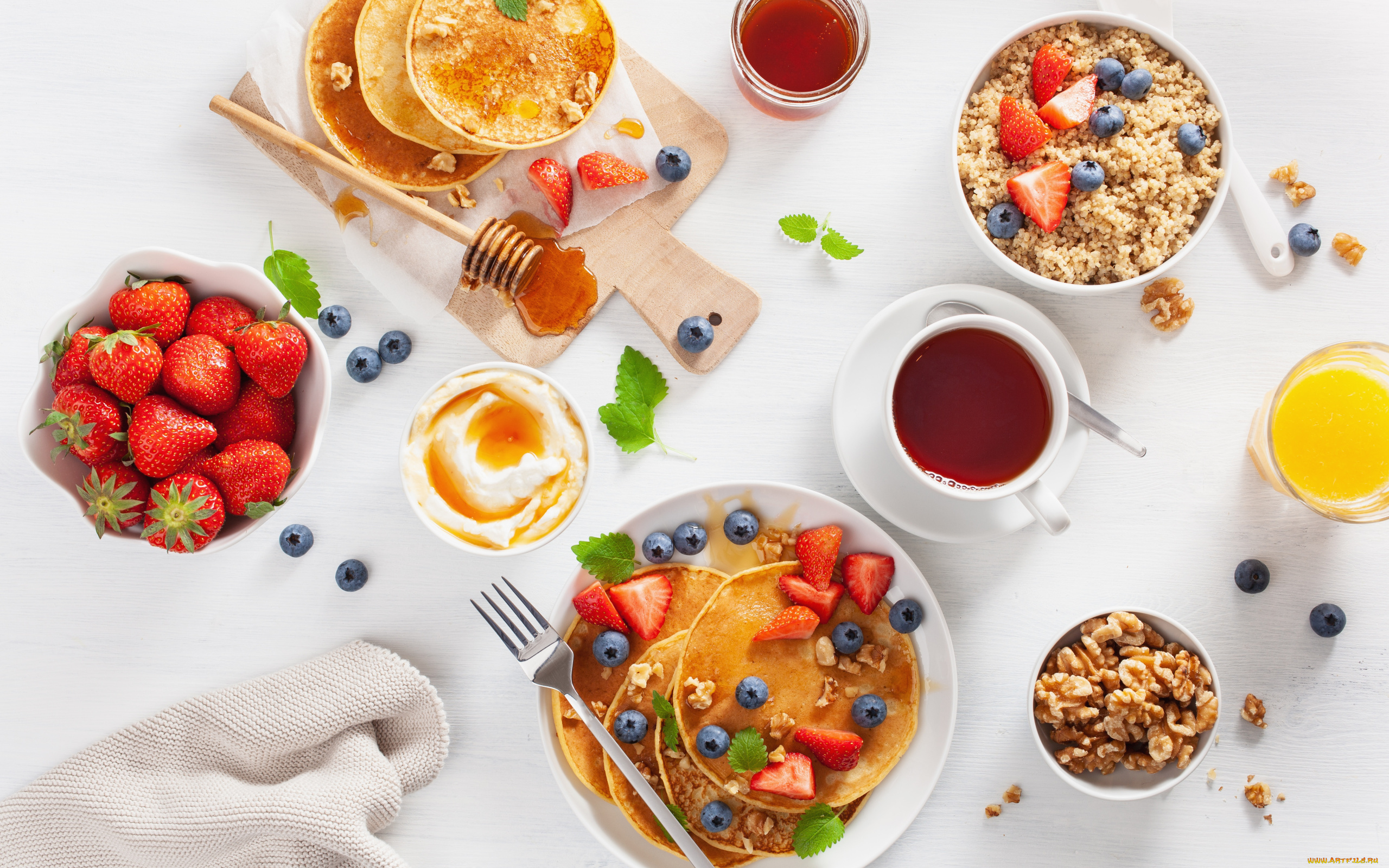 еда, блины, , оладьи, орехи, оладьи, клубника, ягоды, чай, сок