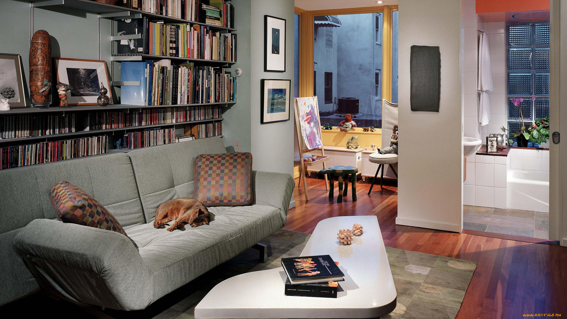 интерьер, гостиная, книги, мольберт, дизайн, диван, столик, ваза, подушки