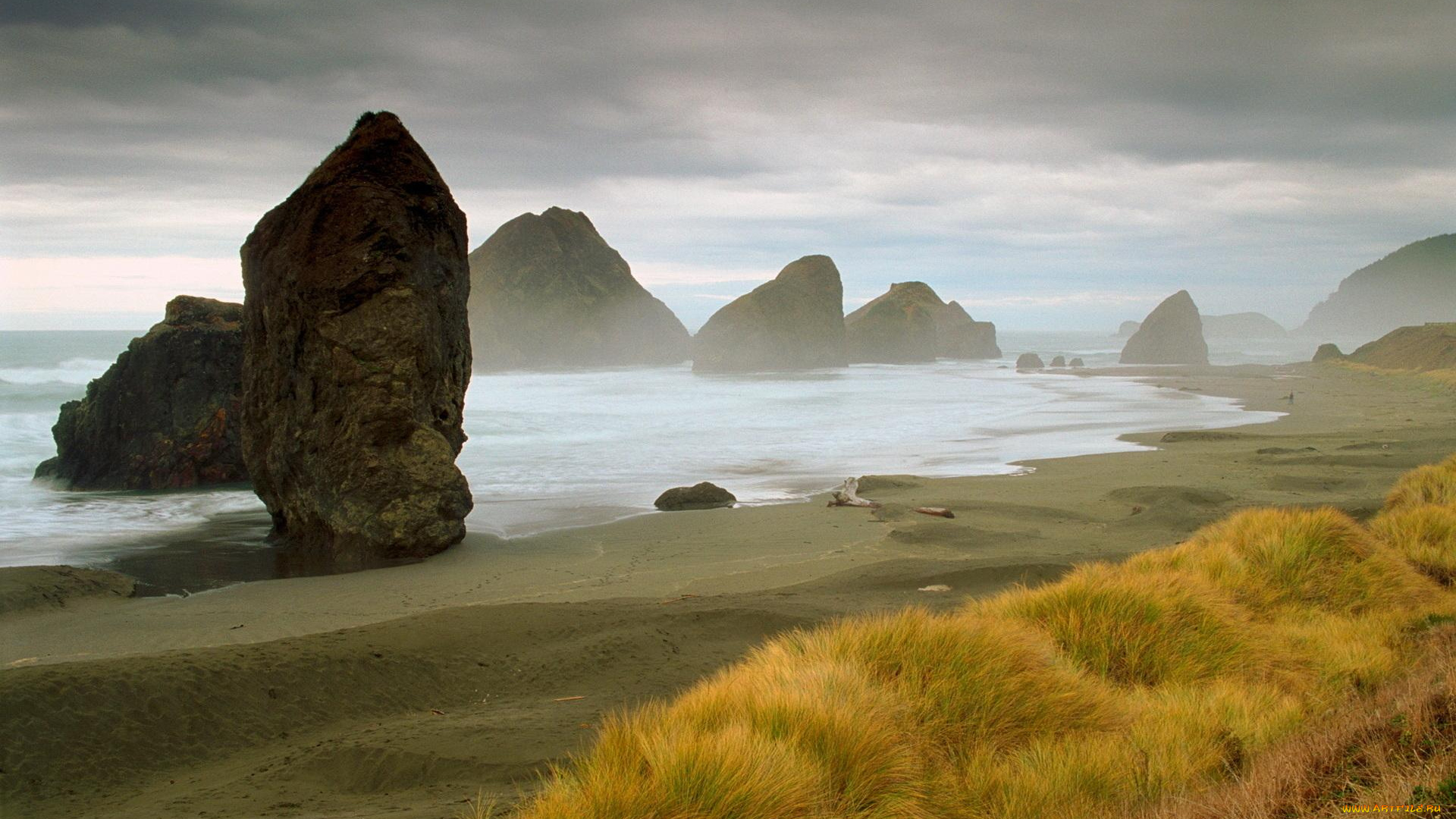 природа, побережье, берег, трава, камни, скалы, тучи, море, песок