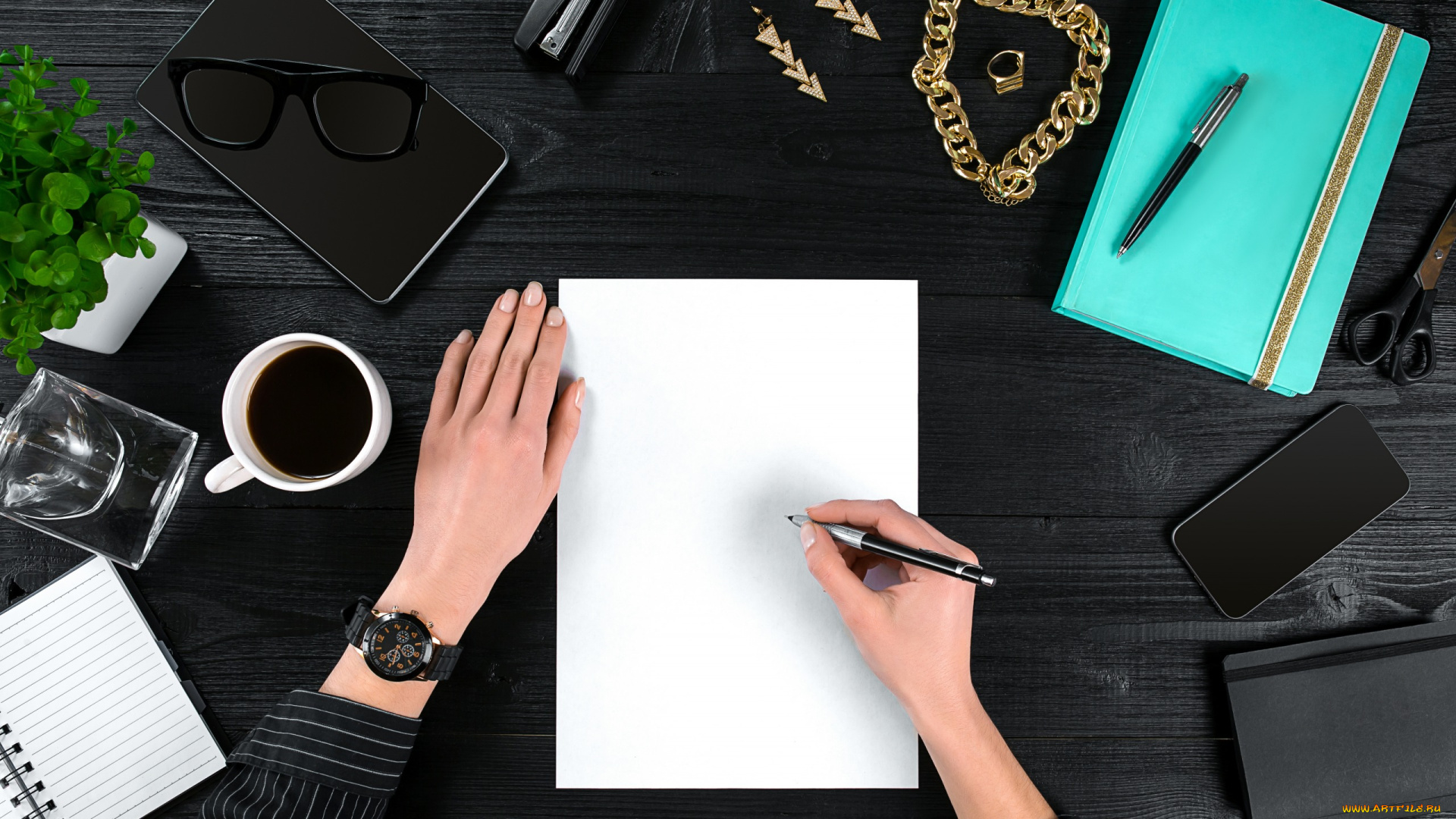 разное, руки, блокнот, чашка, украшения, кофе, ручки, планшет, растение, смартфон, очки, вид, сверху