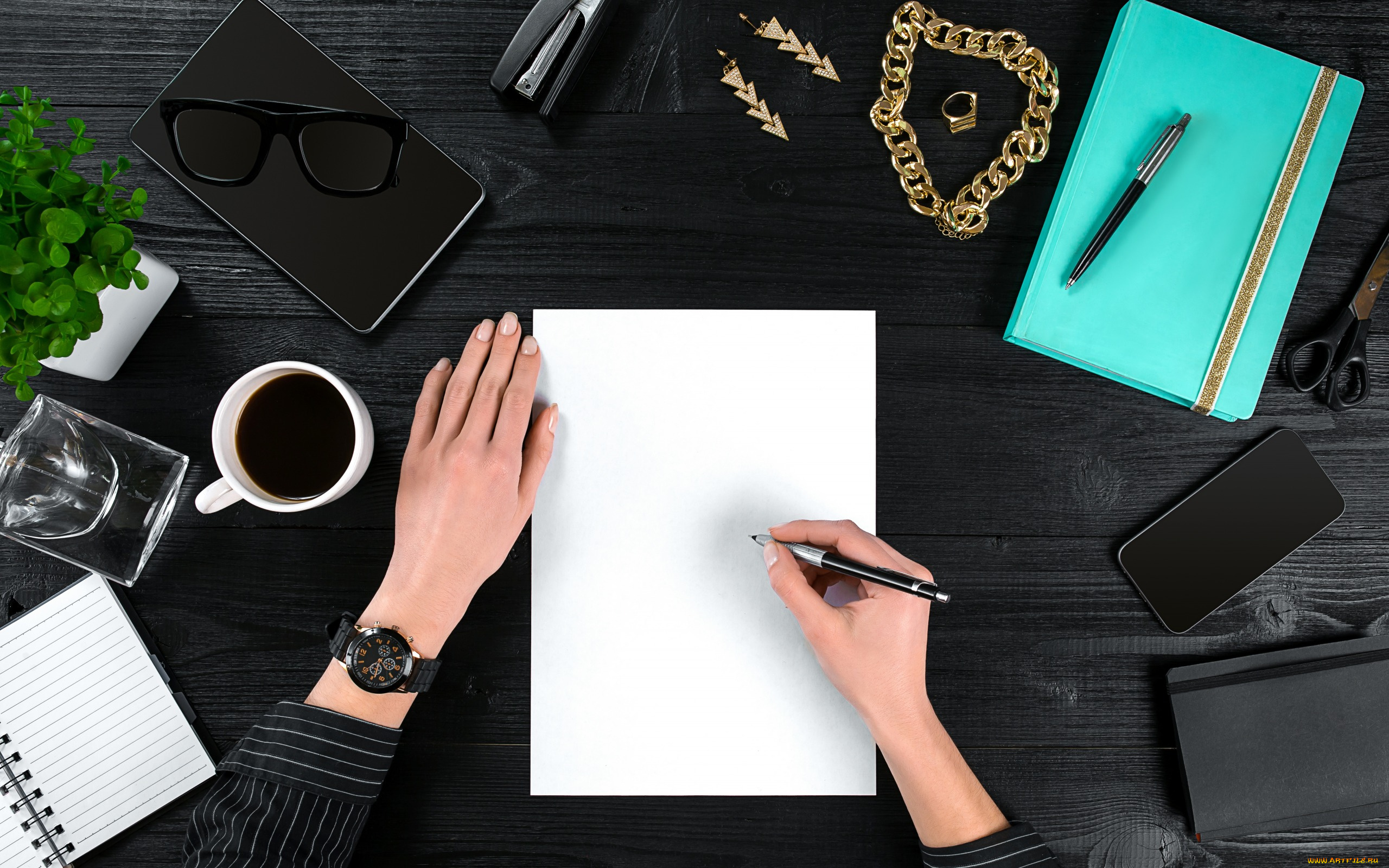 разное, руки, блокнот, чашка, украшения, кофе, ручки, планшет, растение, смартфон, очки, вид, сверху