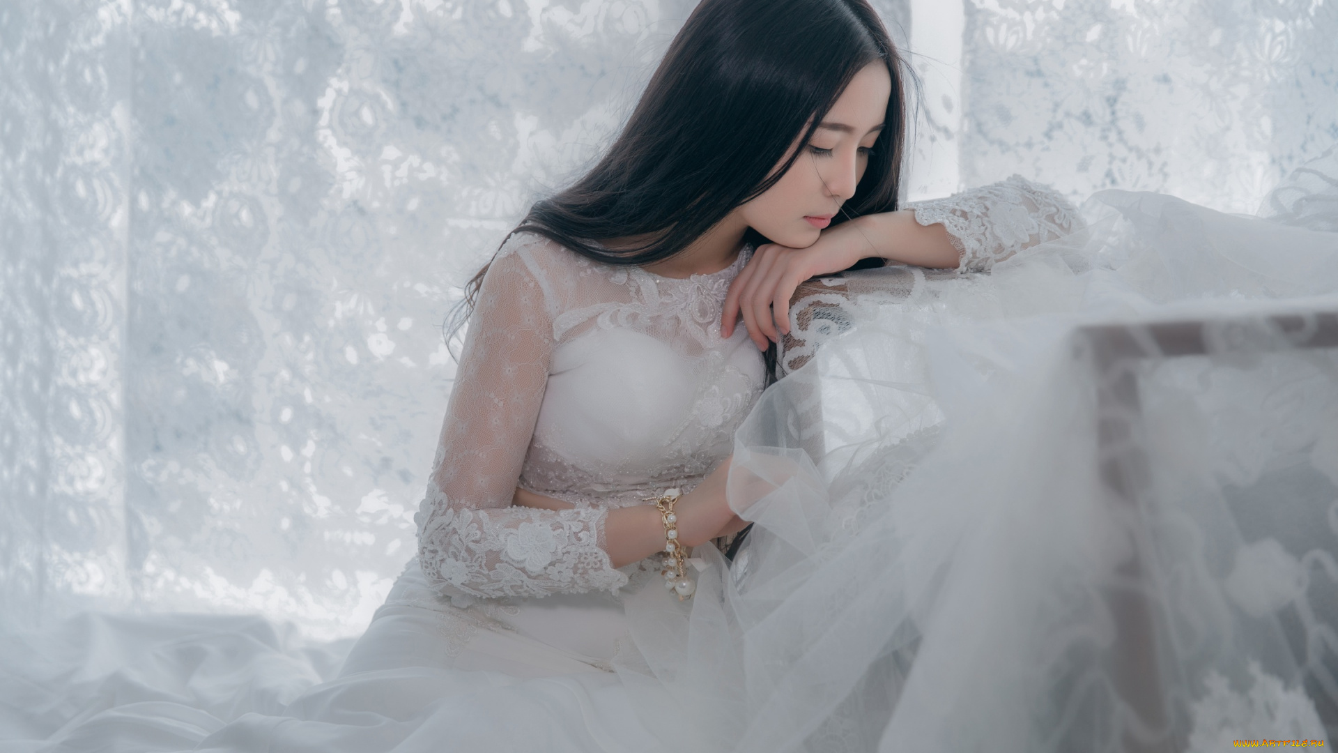 девушки, -unsort, , невесты, кружева, браслет, занавески, ткань, окно, брюнетка, руки, портрет, белое, стиль, поза, лицо, девушка, взгляд, грудь, опустив, голову, печальная, роскошное, облокотилась, молодая, свадебное, платье, длинноволосая, тюль, невеста, светлый, фон, сидит, шторы, азиатка