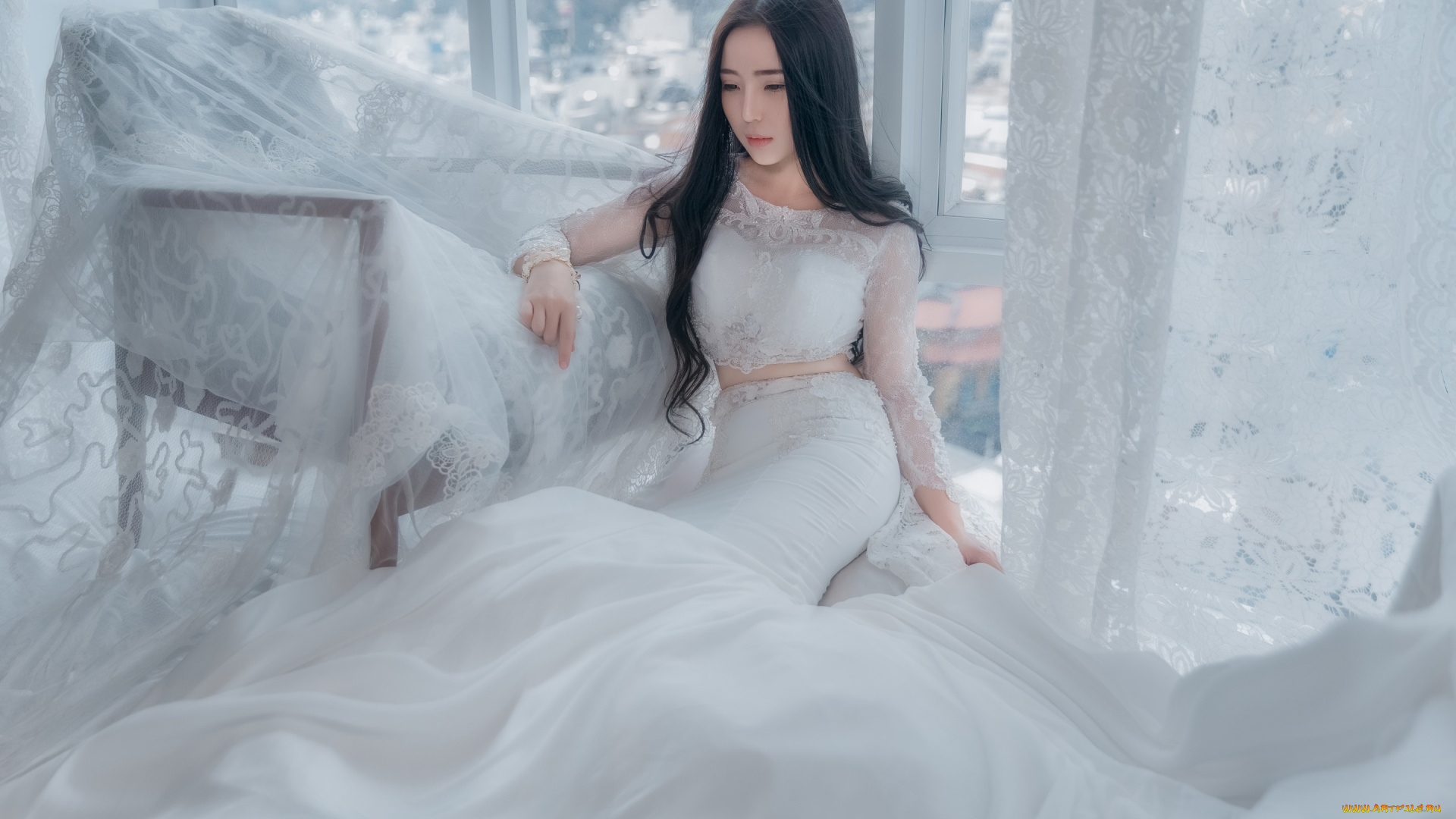 девушки, -unsort, , невесты, тюль, подол, занавески, свадебное, платье, лицо, ткань, окно, брюнетка, печальная, взгляд, кресло, девушка, руки, роскошное, длинноволосая, шторы, азиатка, кружева, молодая, невеста, сидит, светлый, фон, мебель, белое, комната, стиль, город, поза