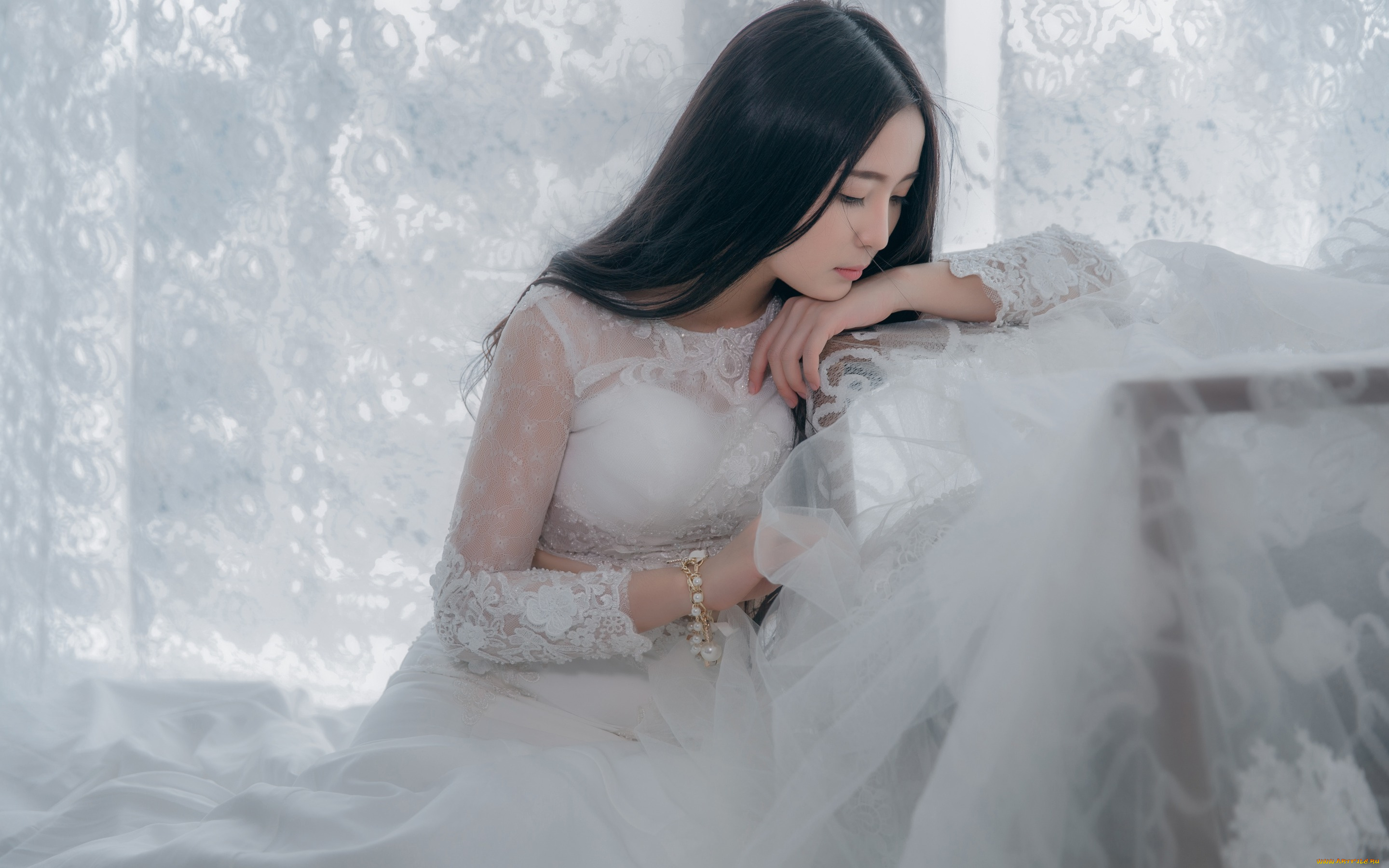 девушки, -unsort, , невесты, кружева, браслет, занавески, ткань, окно, брюнетка, руки, портрет, белое, стиль, поза, лицо, девушка, взгляд, грудь, опустив, голову, печальная, роскошное, облокотилась, молодая, свадебное, платье, длинноволосая, тюль, невеста, светлый, фон, сидит, шторы, азиатка