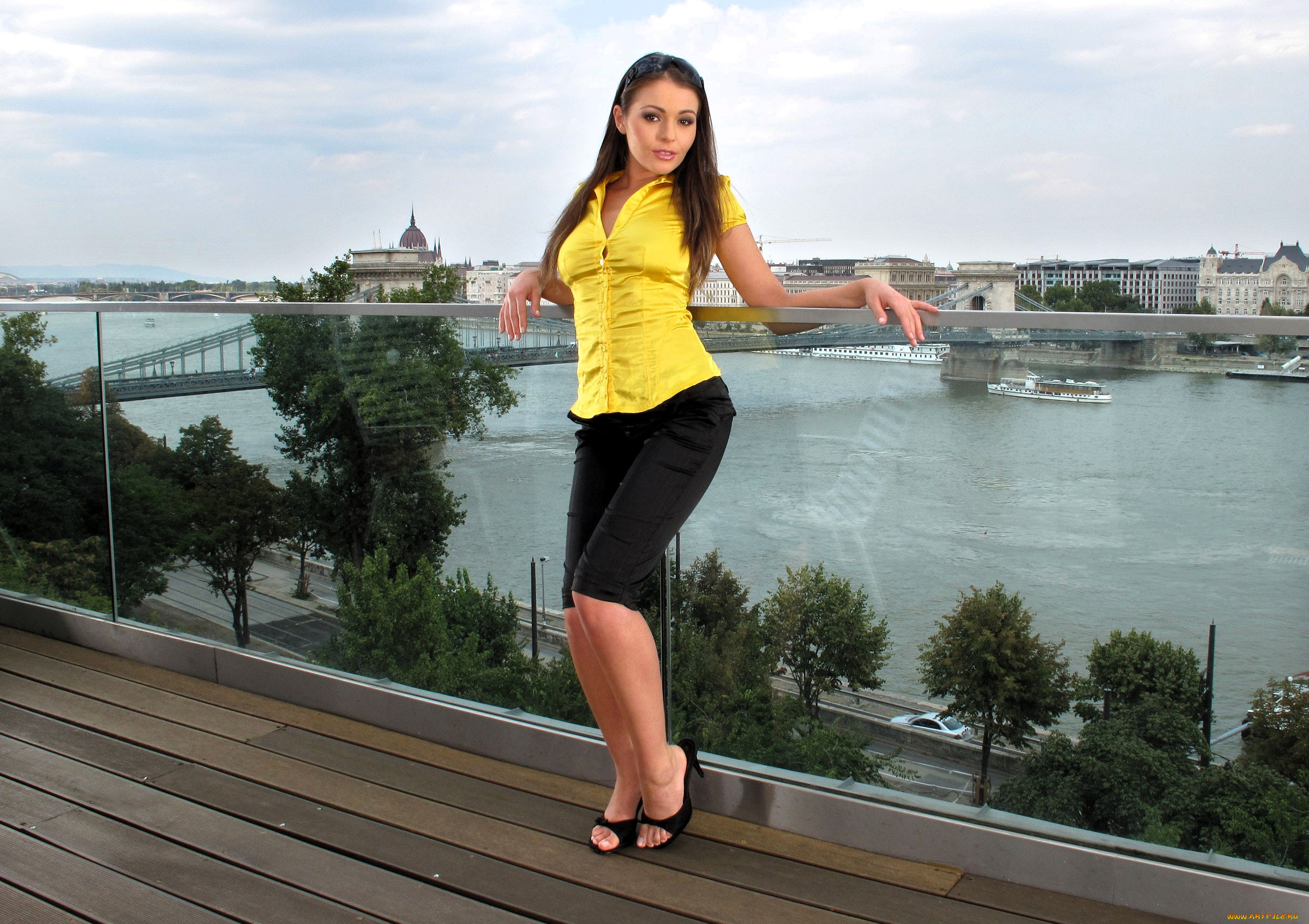 девушки, nelly, sullivan, , stella, moran, шатенка, топ, бриджи, каблуки, балкон, панорама, город, дома, мост, река