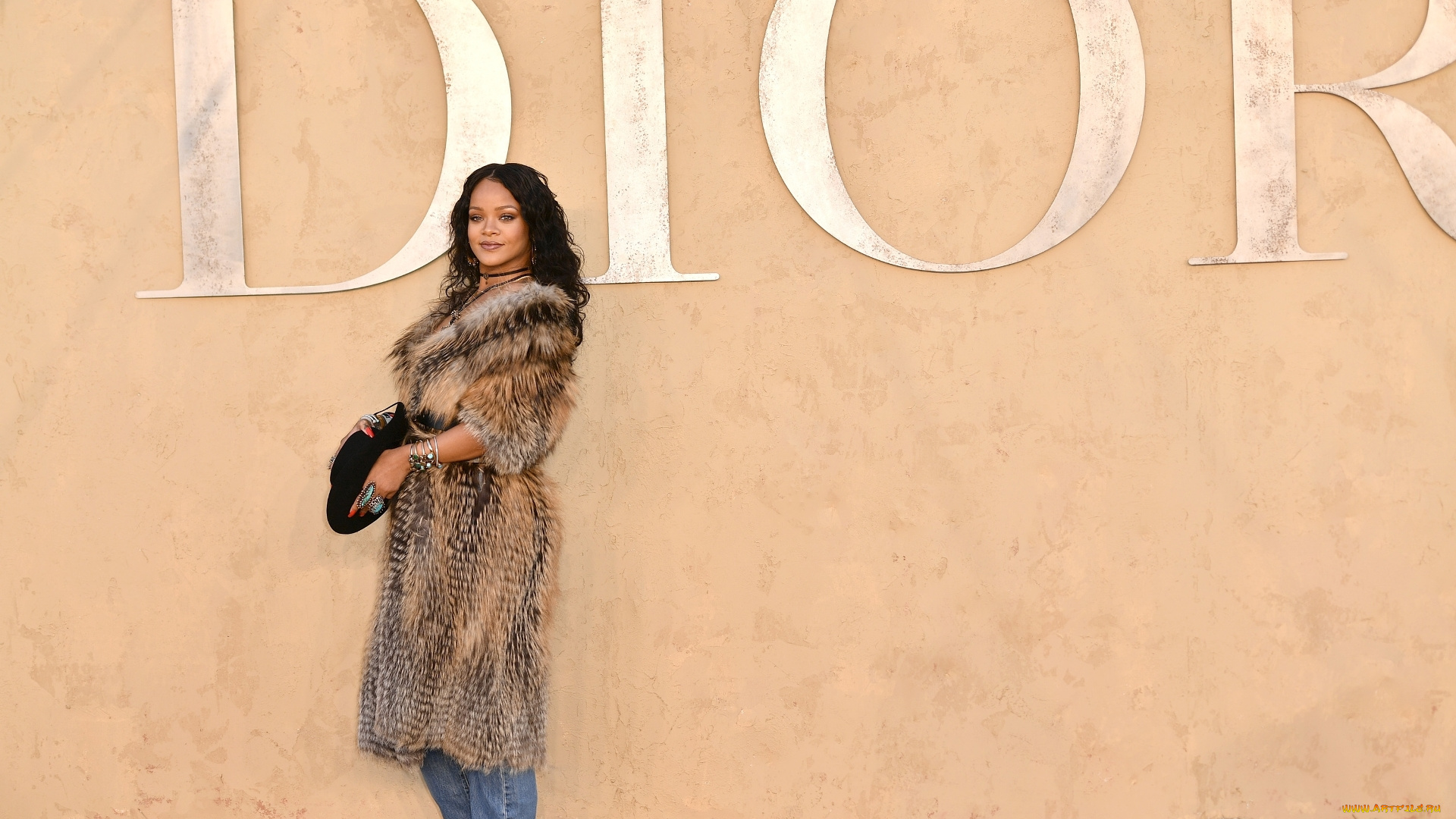 музыка, rihanna, стена, рианна, джинсы, кольца, браслеты, шляпа, улыбка, шуба, певица