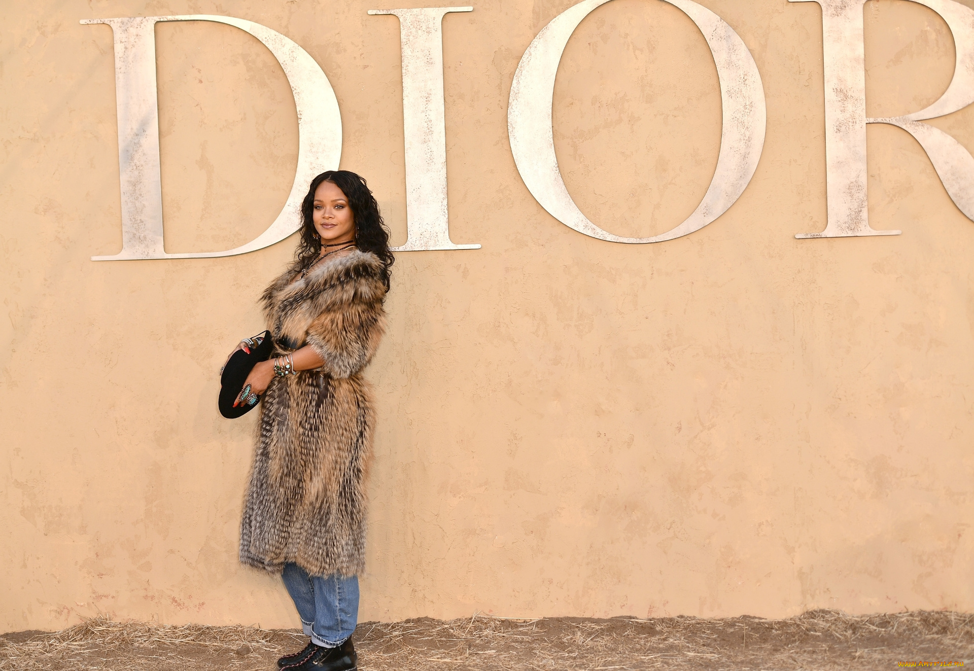 музыка, rihanna, стена, рианна, джинсы, кольца, браслеты, шляпа, улыбка, шуба, певица