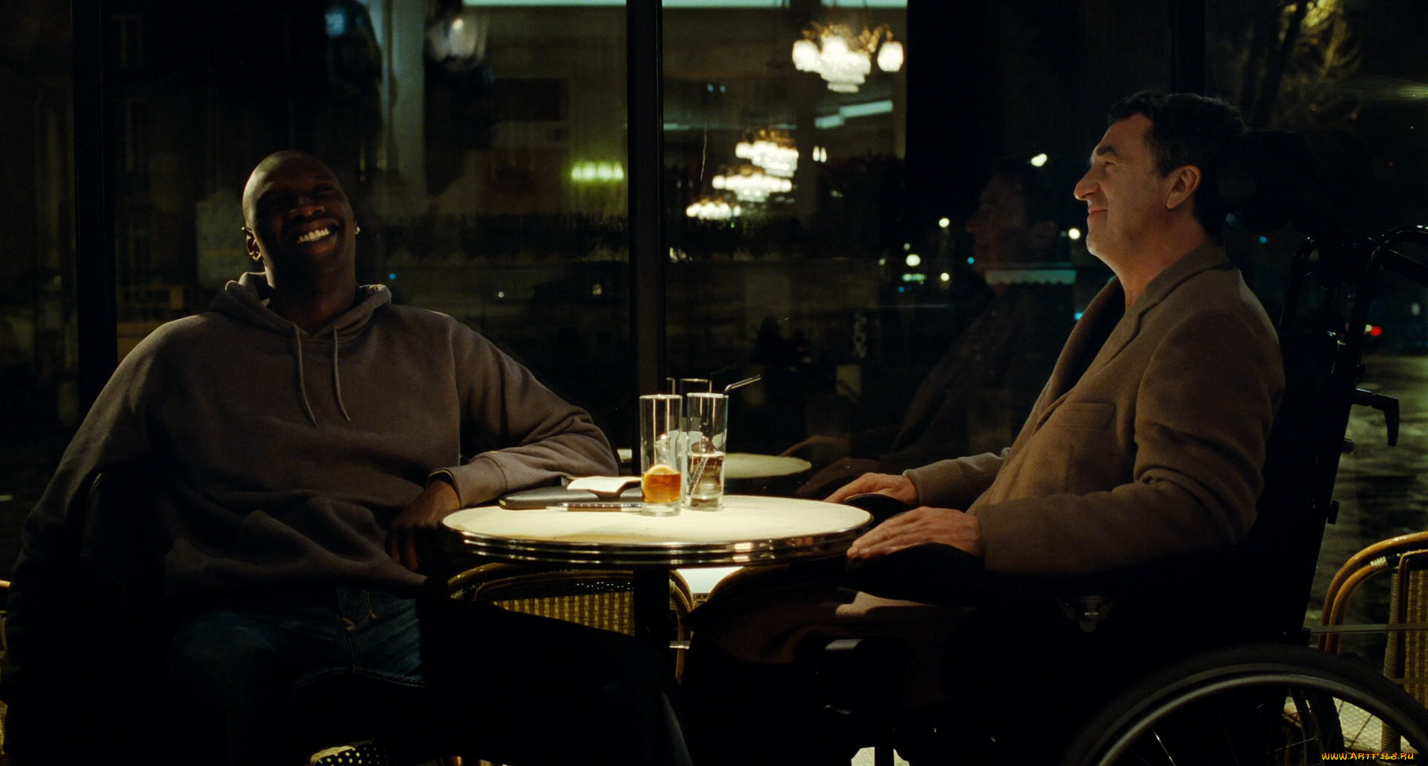 кино, фильмы, 1, 1, intouchables, дрисс, стол, коляска, смех, ужин, филипп