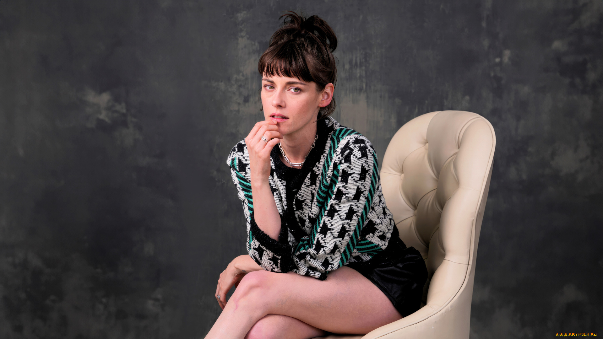 девушки, kristen, stewart, актриса, шатенка, кофта, шорты, кресло