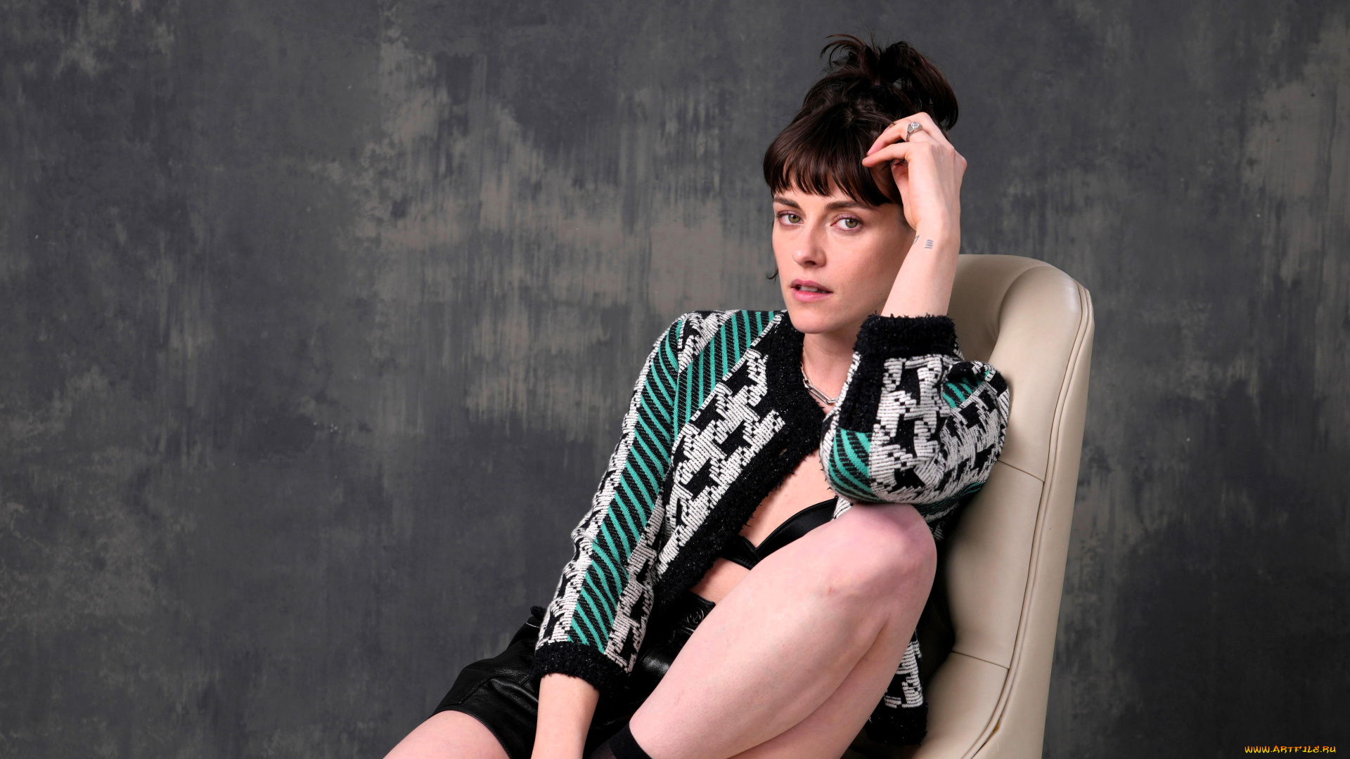 девушки, kristen, stewart, актриса, шатенка, кофта, шорты, кресло