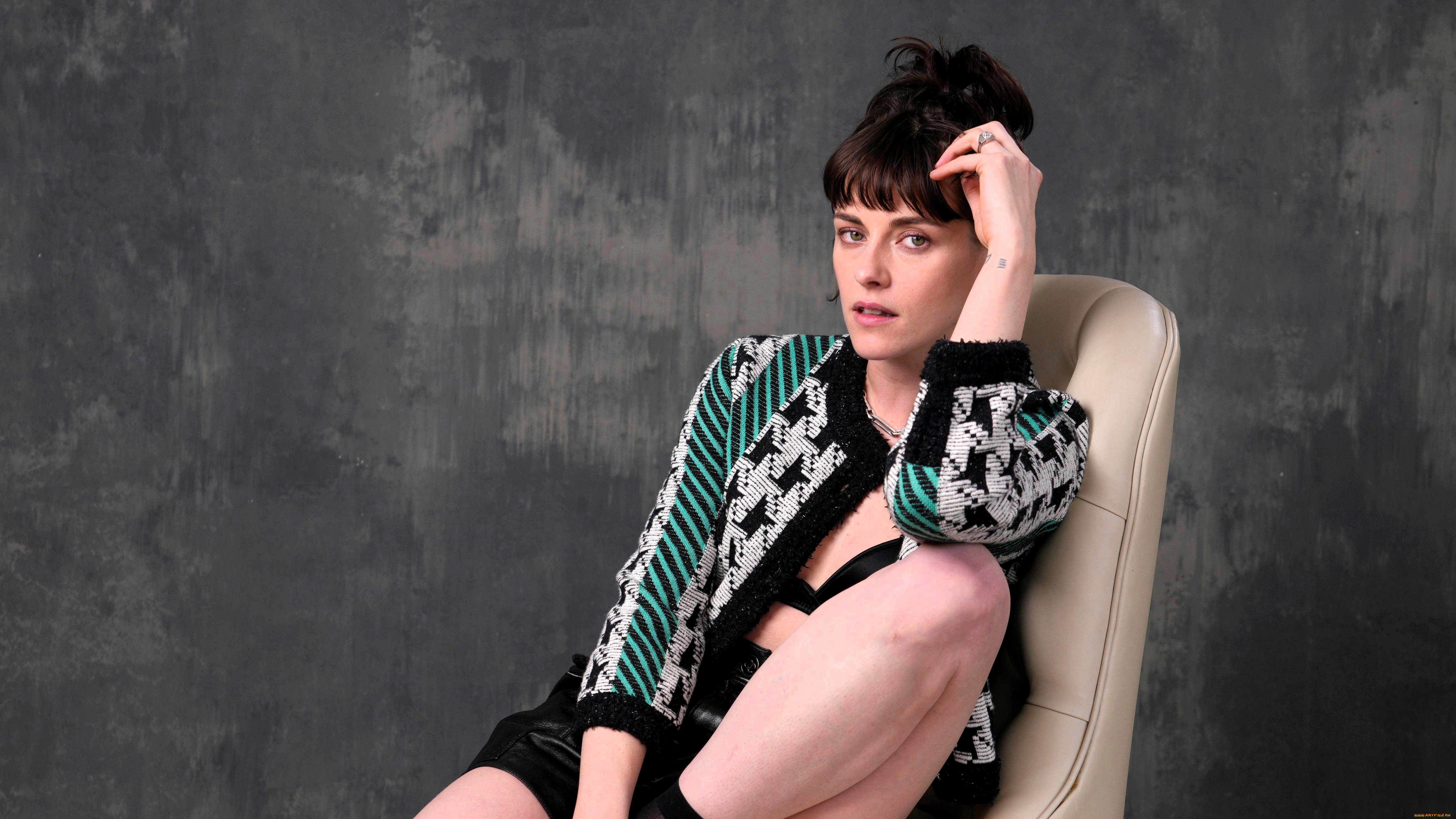 девушки, kristen, stewart, актриса, шатенка, кофта, шорты, кресло