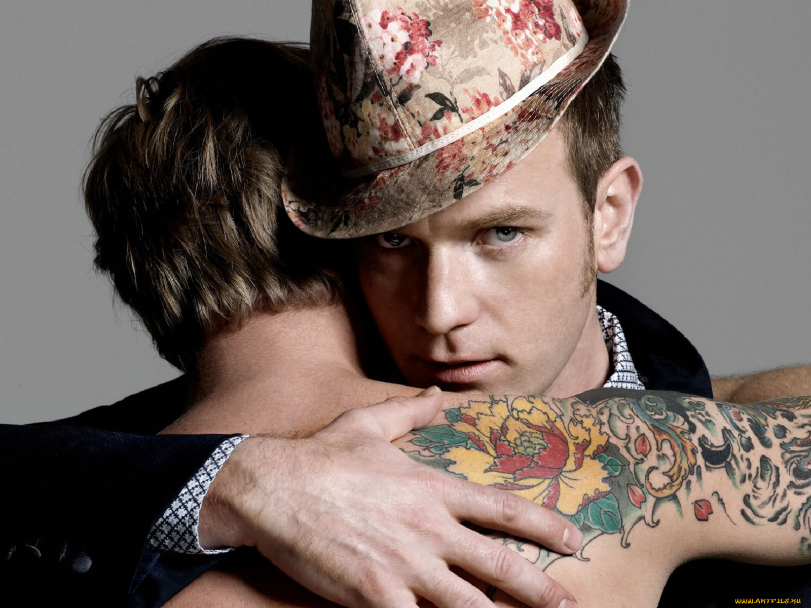 мужчины, ewan, mcgregor, объятия, взгляд, шляпа, тату