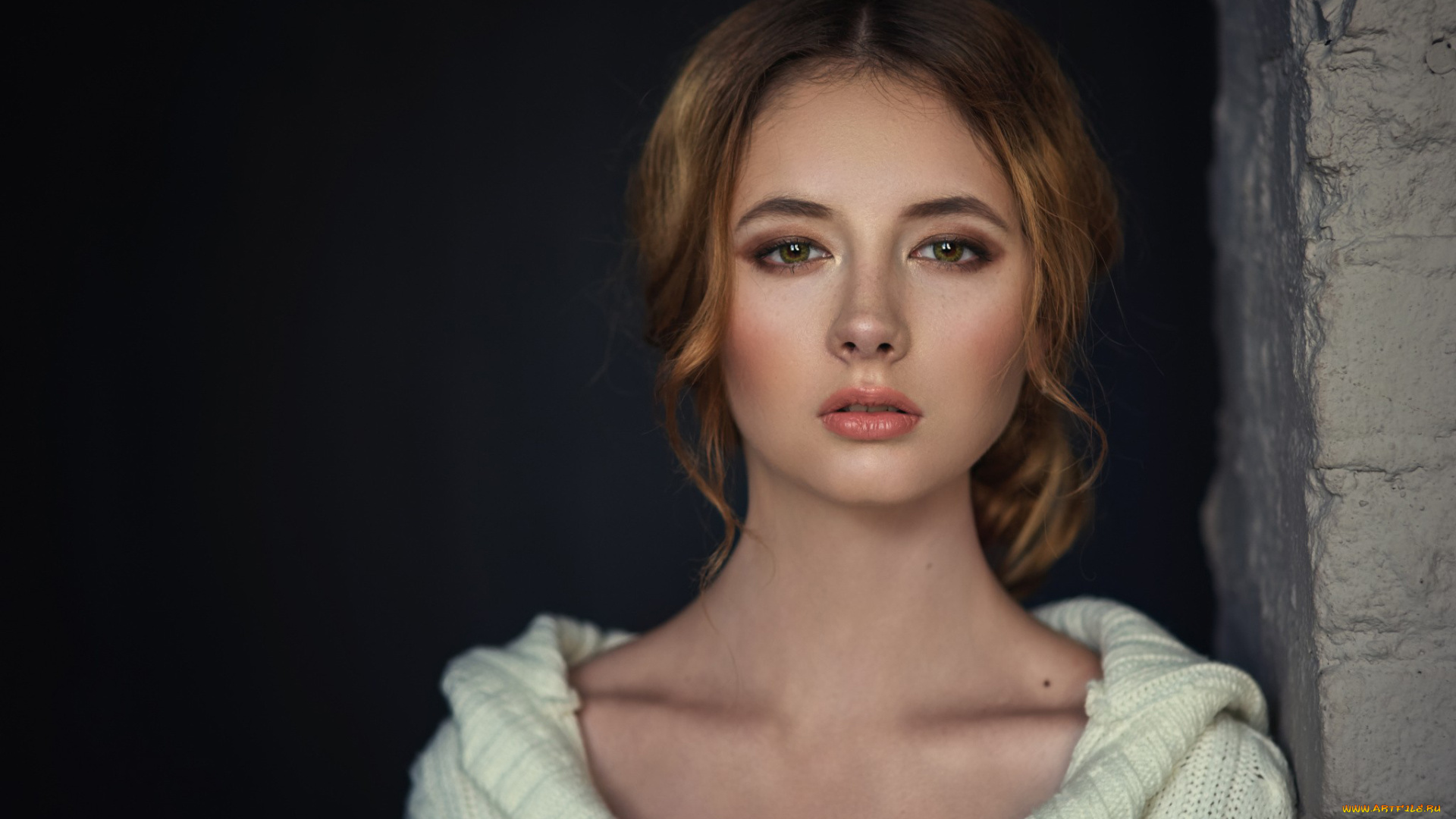 девушка, девушки, -unsort, , лица, , портреты, модель, блондинка, смотрит, на, зрителя, веснушки, денис, дрожин, диша, шеметова, макияж, приоткрытые, губы, стена, кирпичи, простой, фон, свитер, dennis, drozhzhin