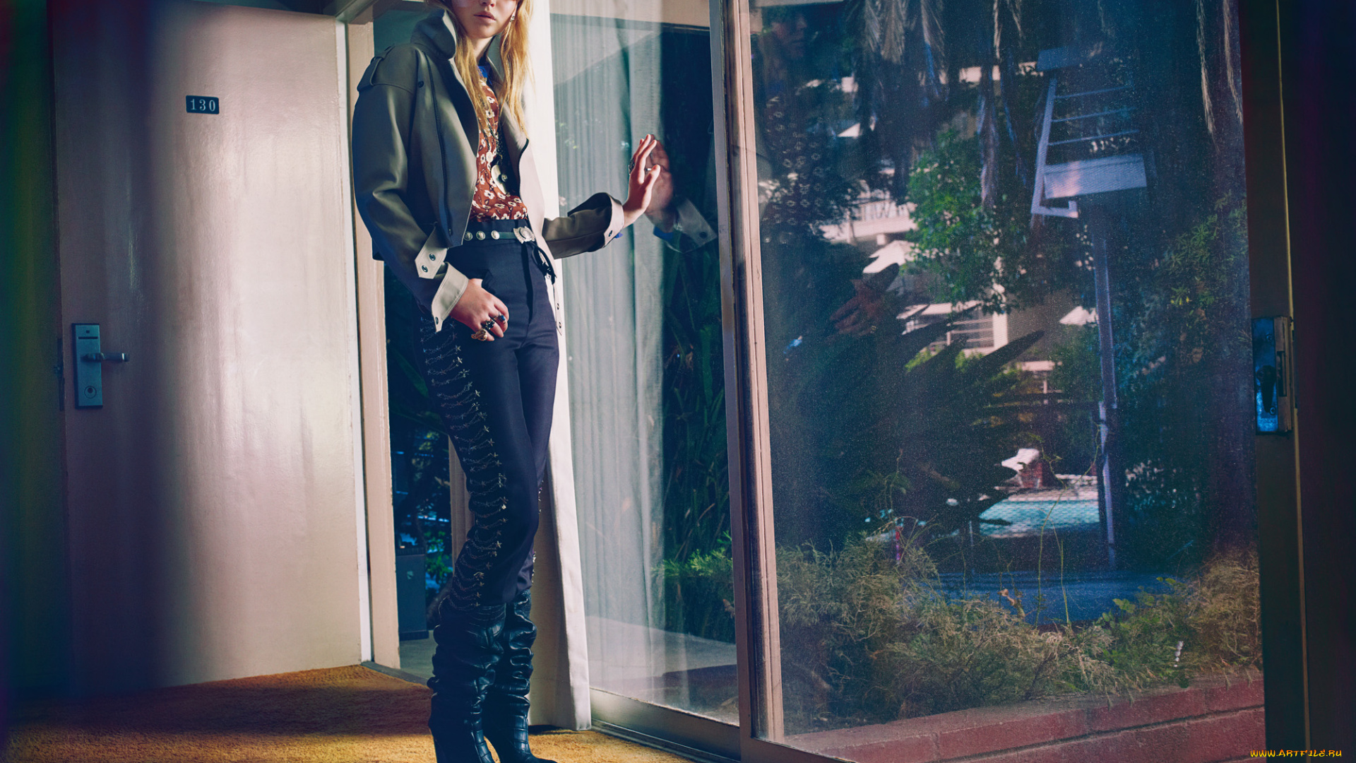 девушки, jennifer, lawrence, блондинка, дверь, окно, актриса, сапоги, джинсы, куртка, дженнифер, лоуренс