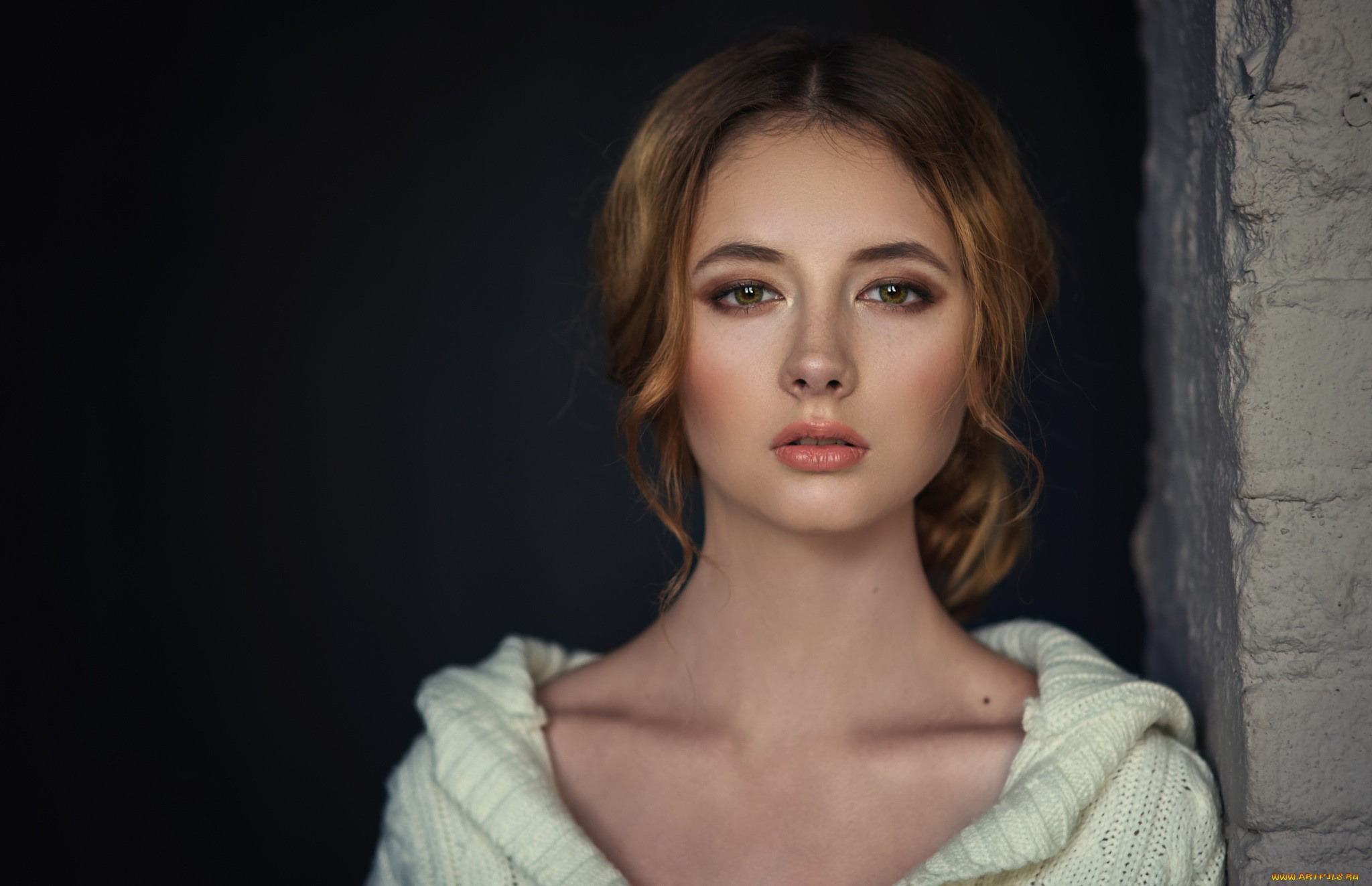 девушка, девушки, -unsort, , лица, , портреты, модель, блондинка, смотрит, на, зрителя, веснушки, денис, дрожин, диша, шеметова, макияж, приоткрытые, губы, стена, кирпичи, простой, фон, свитер, dennis, drozhzhin
