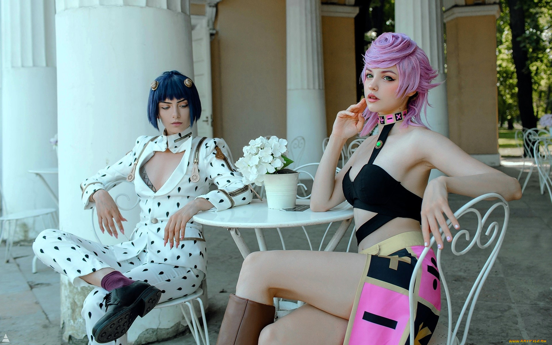 девушки, tenletters, костюмы, образы, стол, стулья, колонны