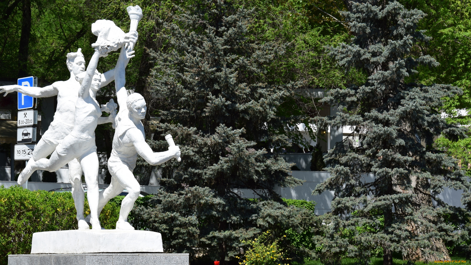 города, -, памятники, , скульптуры, , арт-объекты, эстафета, мужчина, деревья