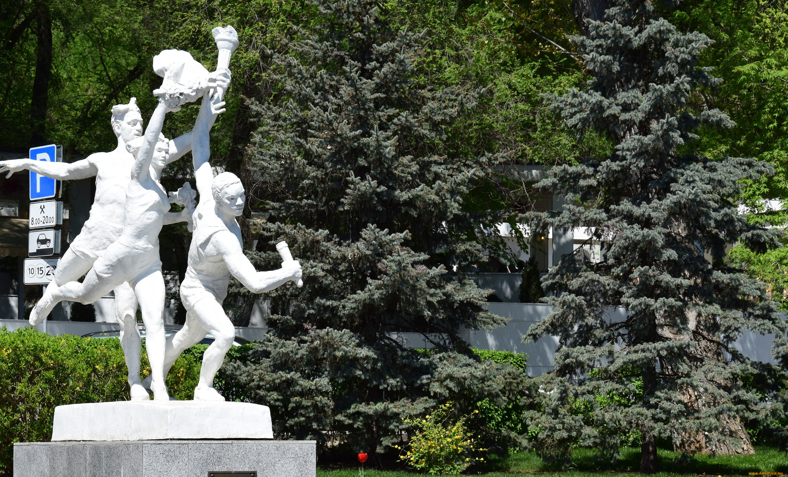 города, -, памятники, , скульптуры, , арт-объекты, эстафета, мужчина, деревья