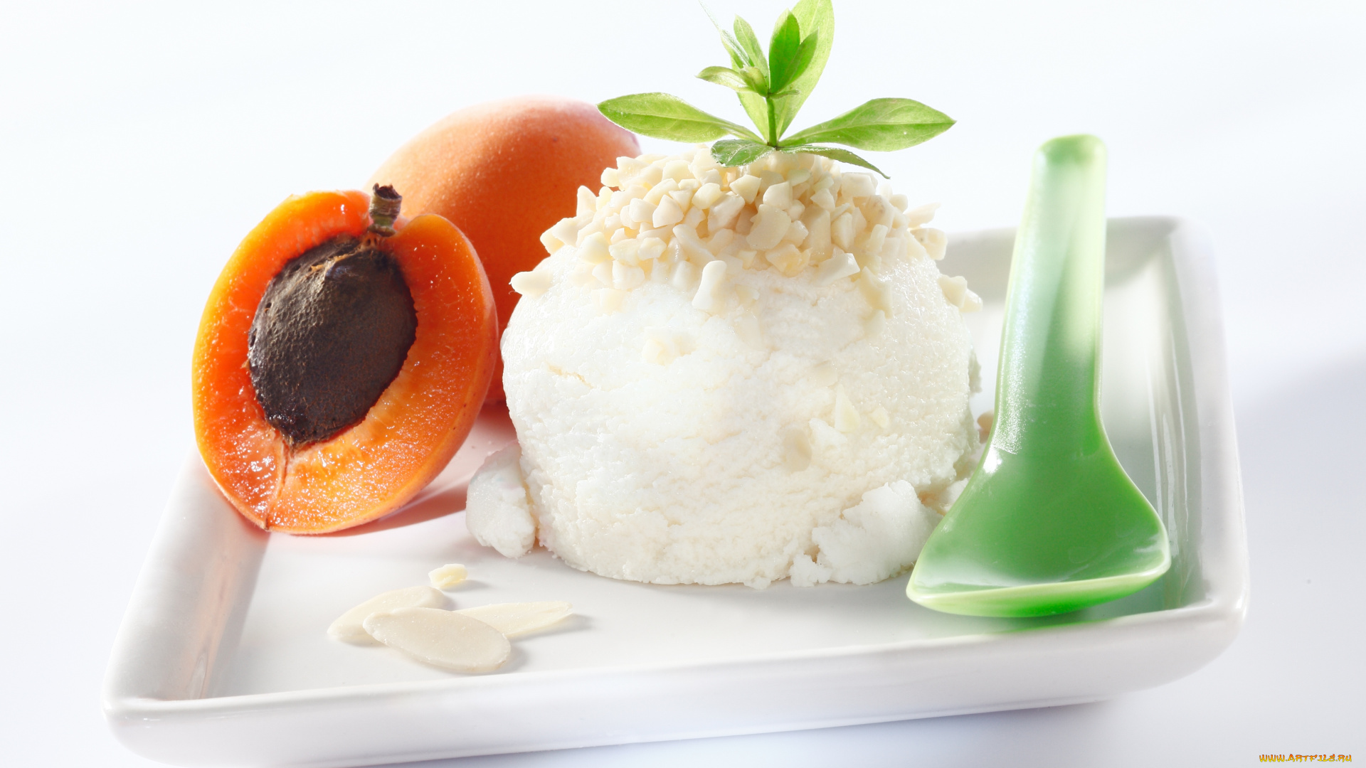 еда, мороженое, , десерты, сладкий, десерт, ложка, абрикос, орешки, мята, белый, фон