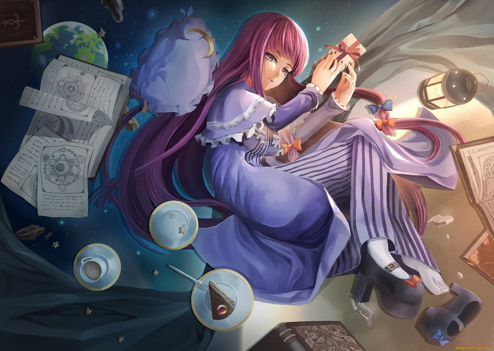 аниме, touhou, подарок, rayxray, арт, patchouli, knowledge, коробка, планета, тортик, кружка, фонарь, книги, лежа, девушка