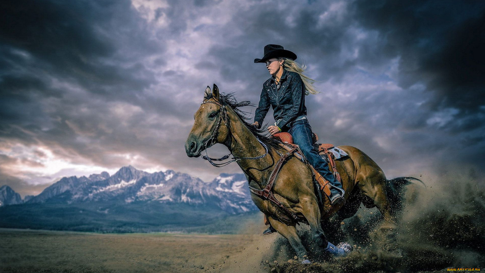 девушки, -, блондинки, , светловолосые, девушка, модель, блондинка, вестерн, ковбой, шляпа, стетсон, кожа, взгляд, макияж, лошадь, мустанг, скачки, небо, тучи, горы, прерия, кантри