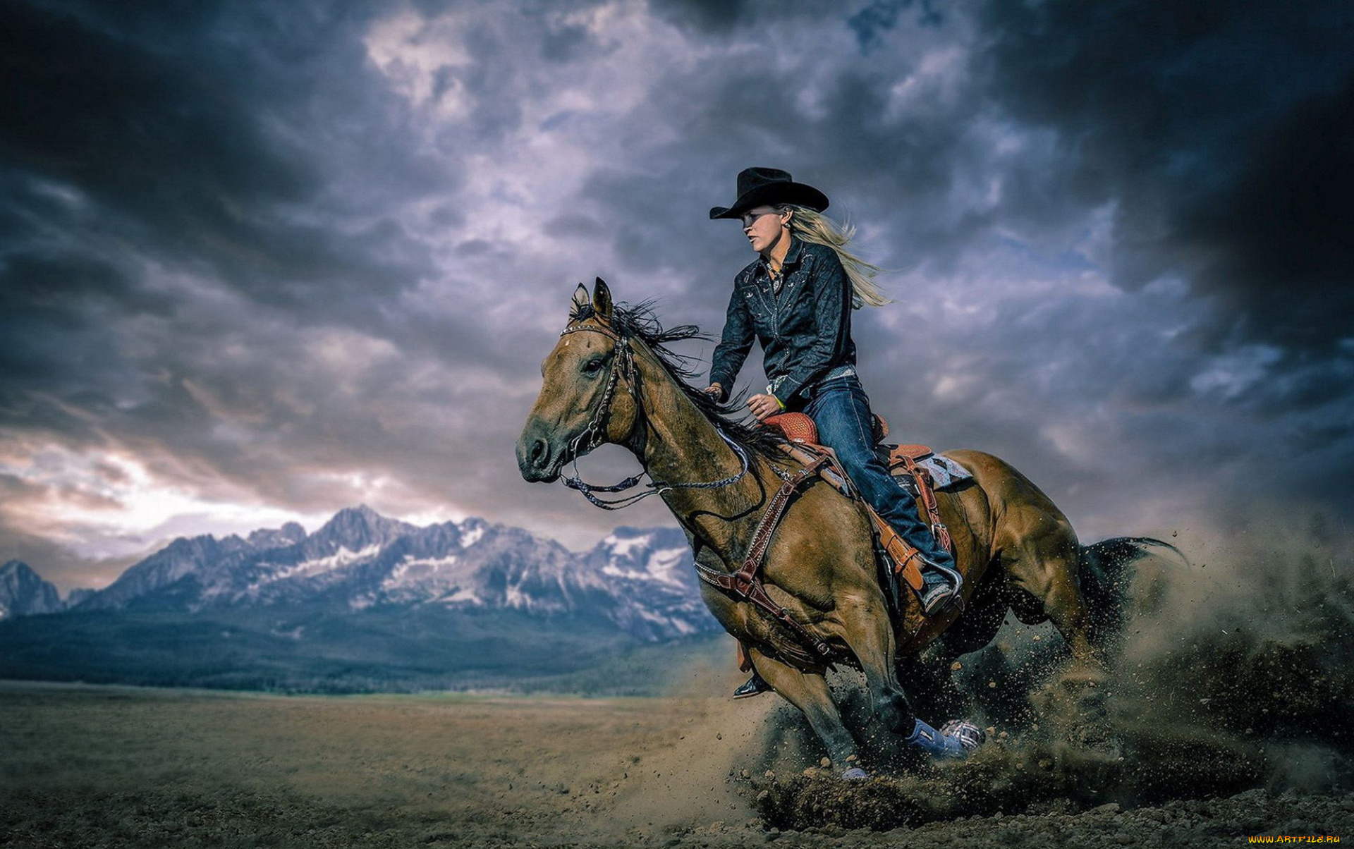 девушки, -, блондинки, , светловолосые, девушка, модель, блондинка, вестерн, ковбой, шляпа, стетсон, кожа, взгляд, макияж, лошадь, мустанг, скачки, небо, тучи, горы, прерия, кантри