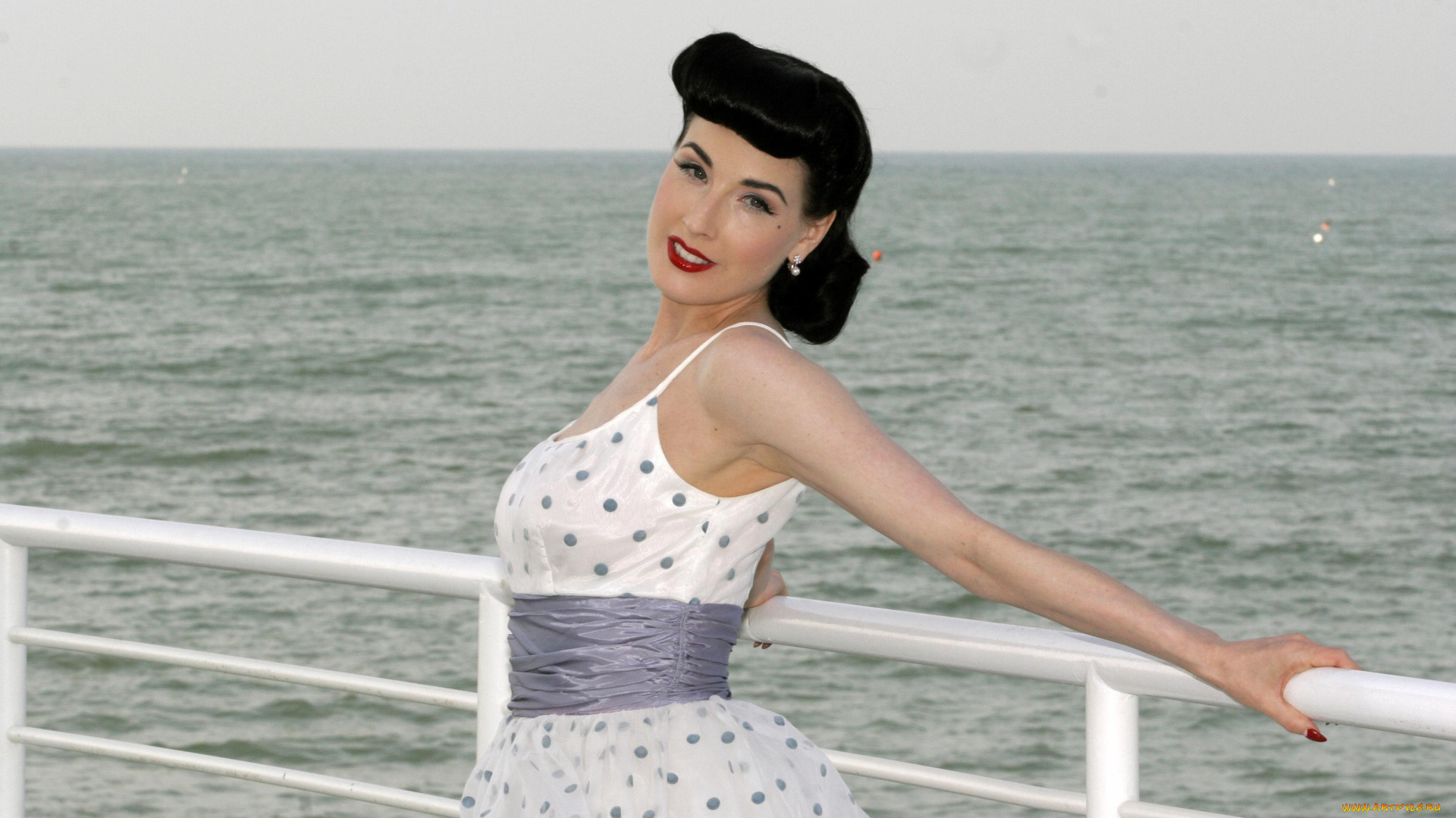 девушки, dita, von, teese, брюнетка, море, платье, ограда