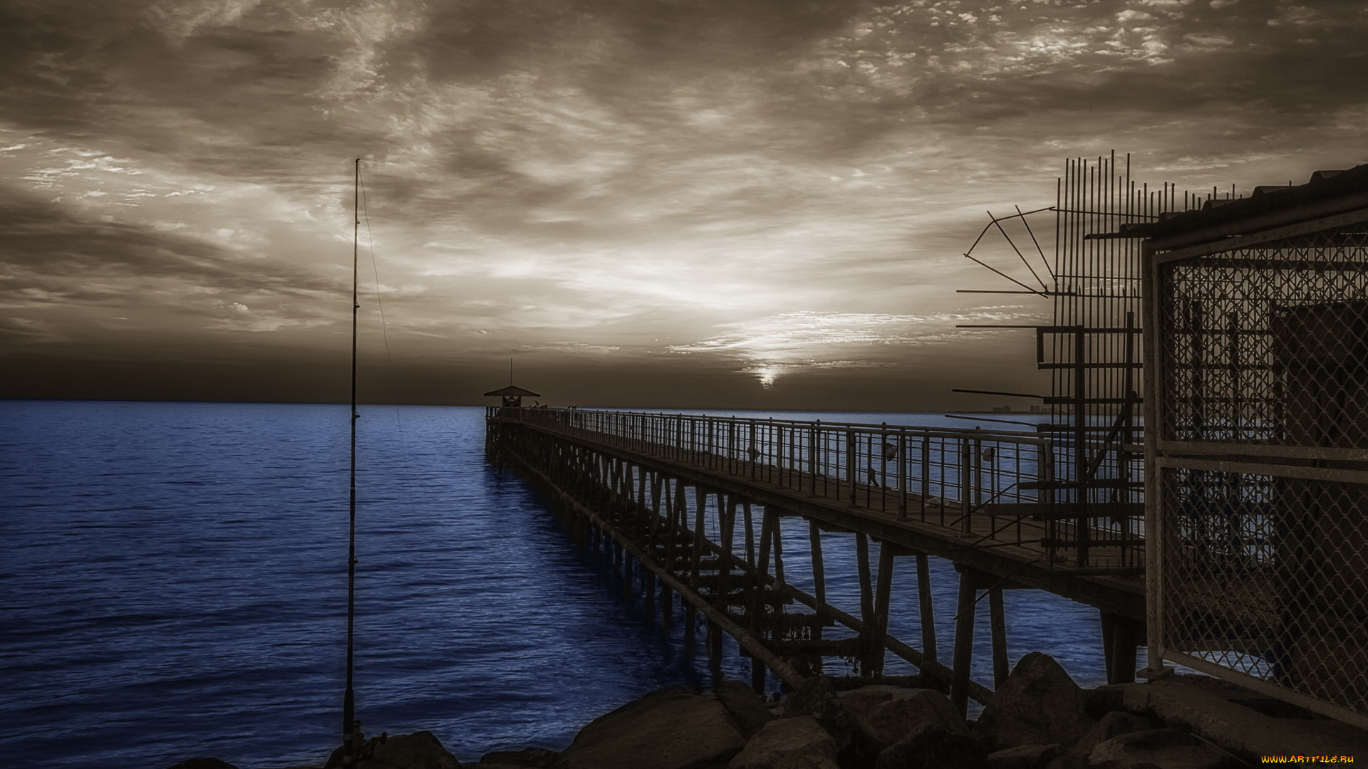 природа, побережье, тучи, океан, мостик, сумрак