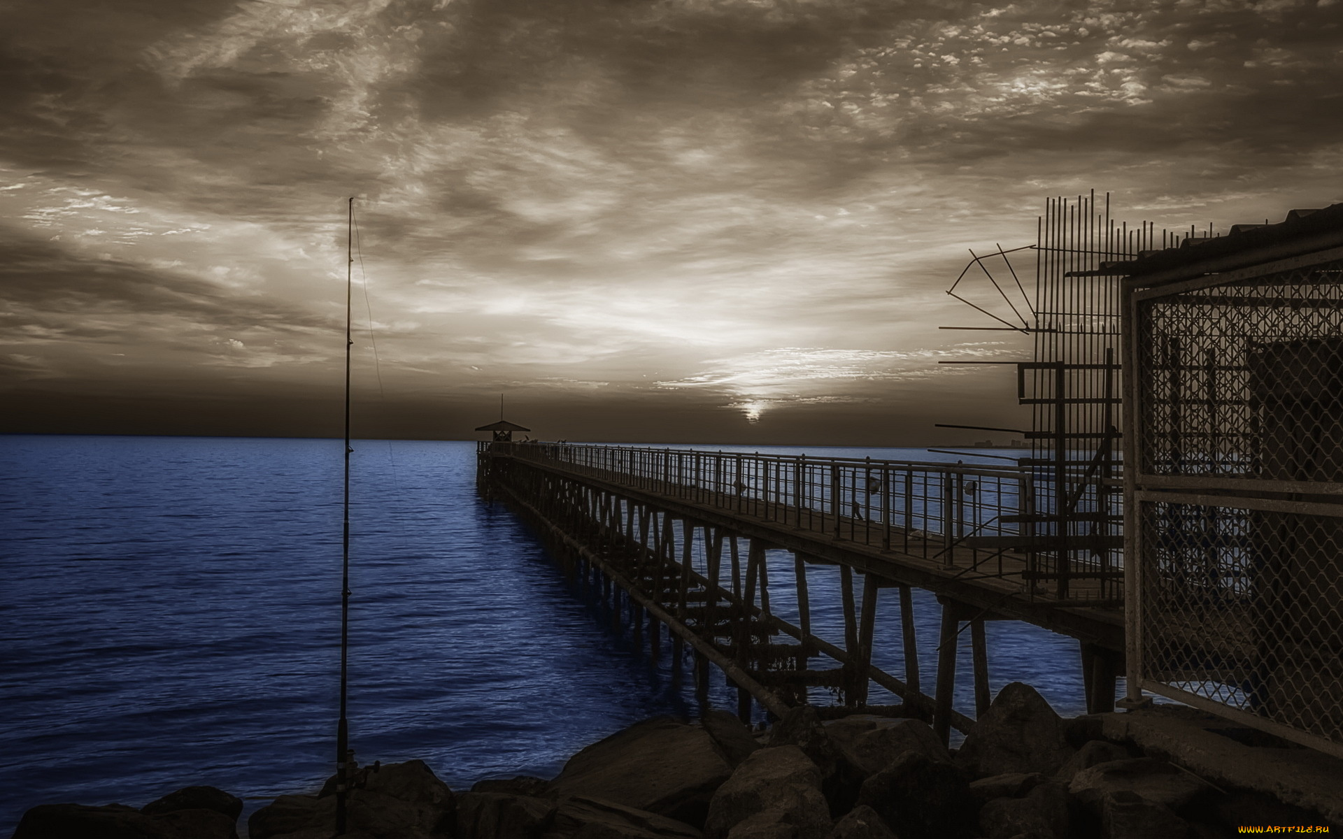 природа, побережье, тучи, океан, мостик, сумрак