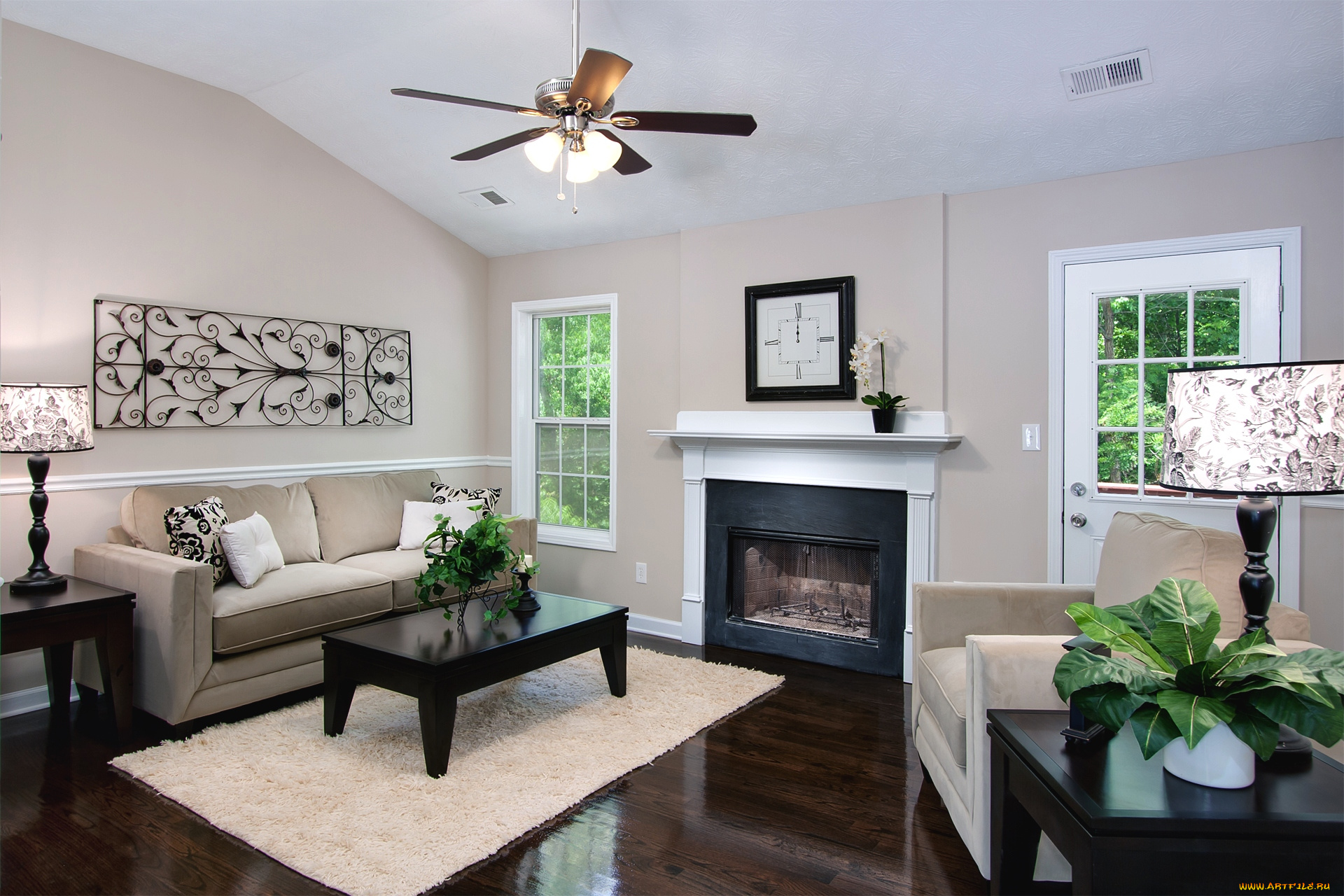 интерьер, гостиная, камин, диван, лампа