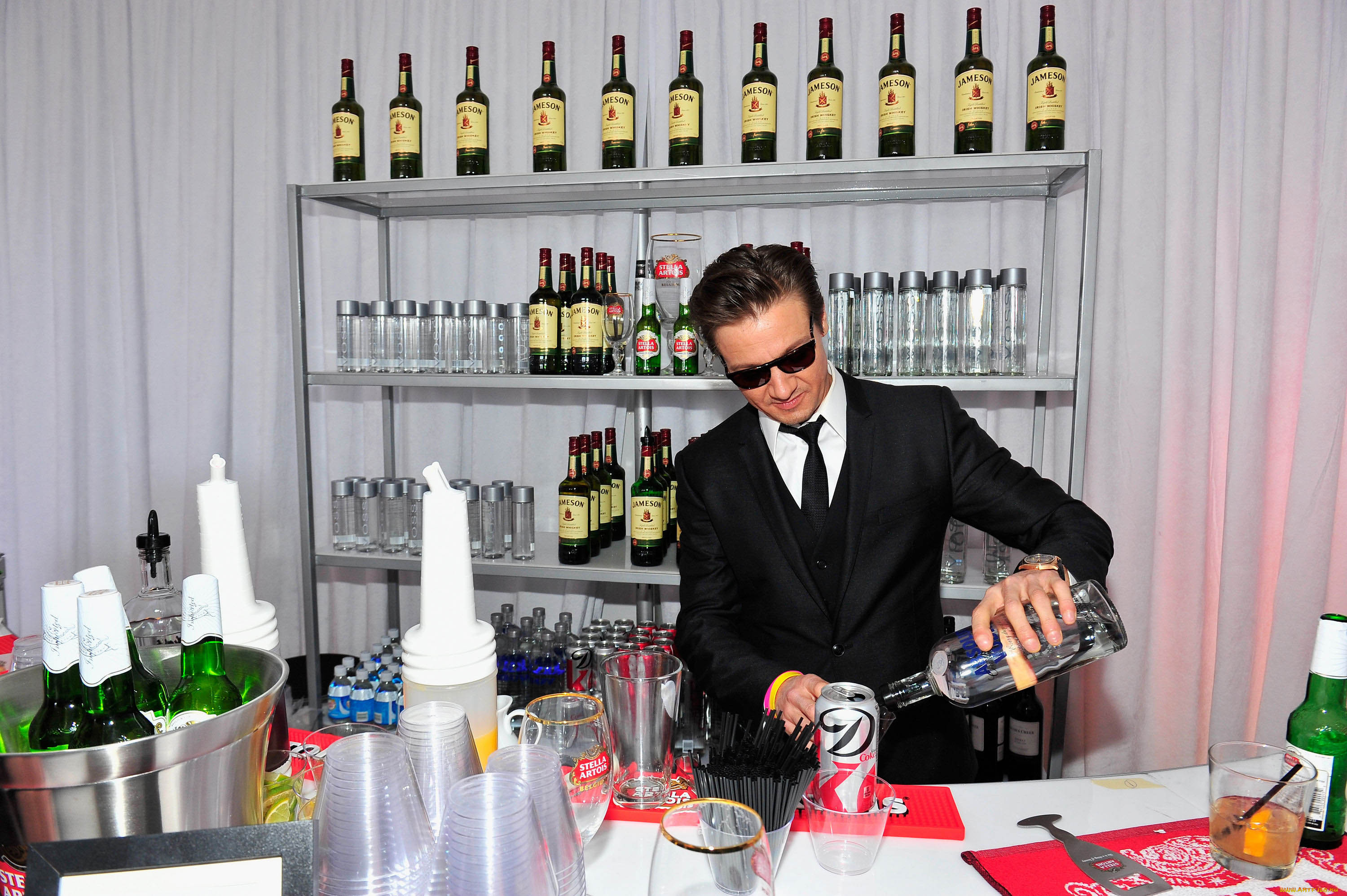 jeremy, renner, мужчины, бар, актер, очки, костюм, напитки, бутылки