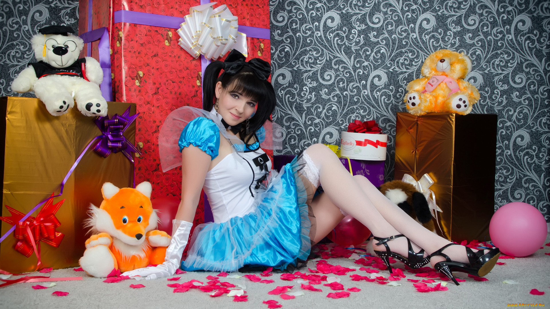 девушки, -unsort, , брюнетки, , шатенки, прическа, брюнетка, подарки, кукла, улыбка, игрушки, чулки, платье