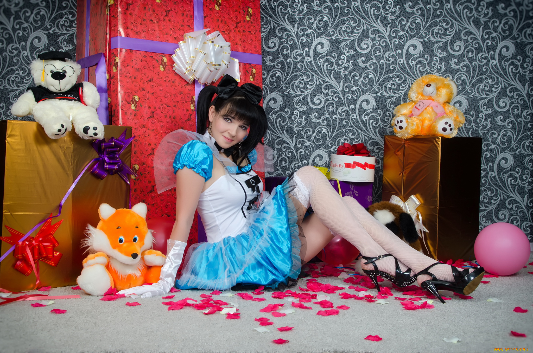 девушки, -unsort, , брюнетки, , шатенки, прическа, брюнетка, подарки, кукла, улыбка, игрушки, чулки, платье