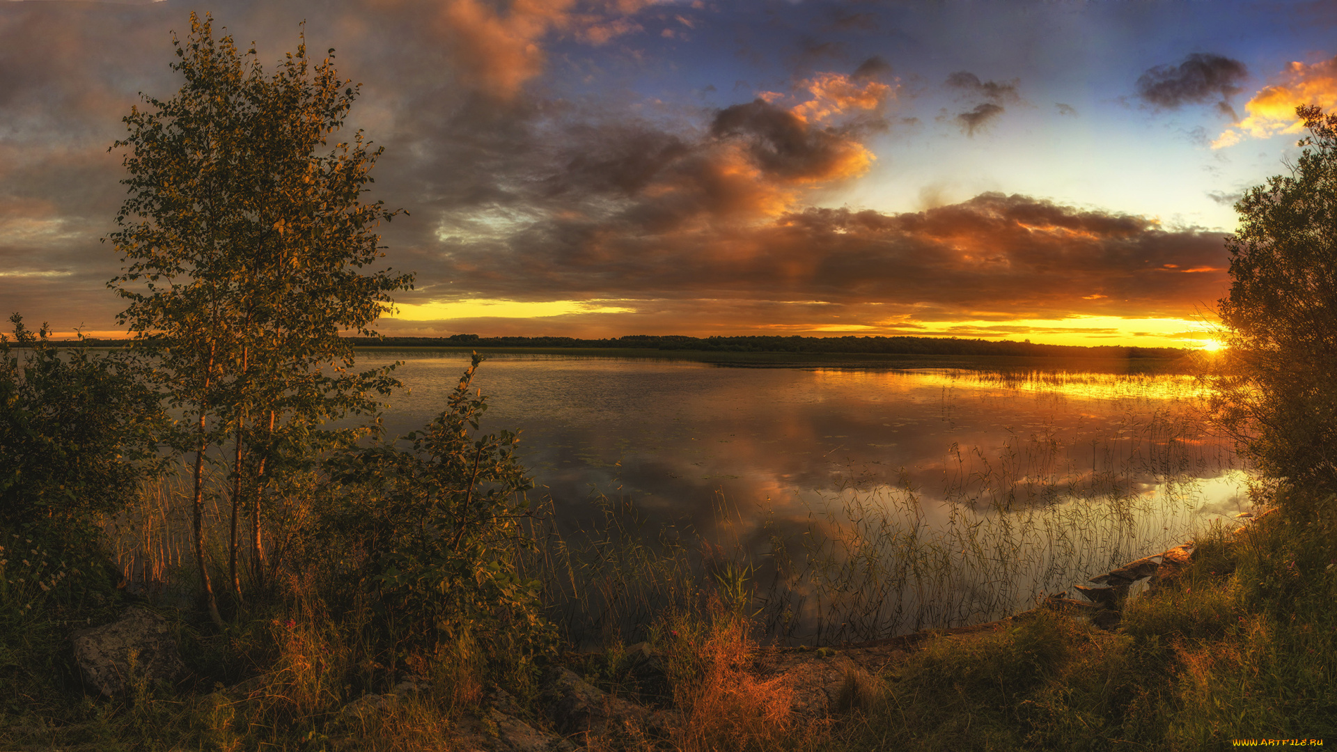 природа, реки, озера, трава, берег, панорама, зарево, облака, лето, кусты, камни, лодка, озеро, закат, небо, деревья