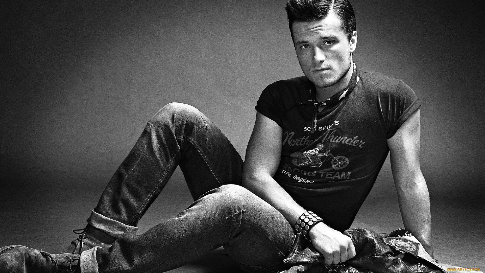 мужчины, josh, hutcherson, джош, хатчерсон, out, сидит, фотосессия, футболка, актер, на, полу, куртка, черно-белое, фото, журнал, джинсы, josh, hutcherson, nino, munoz