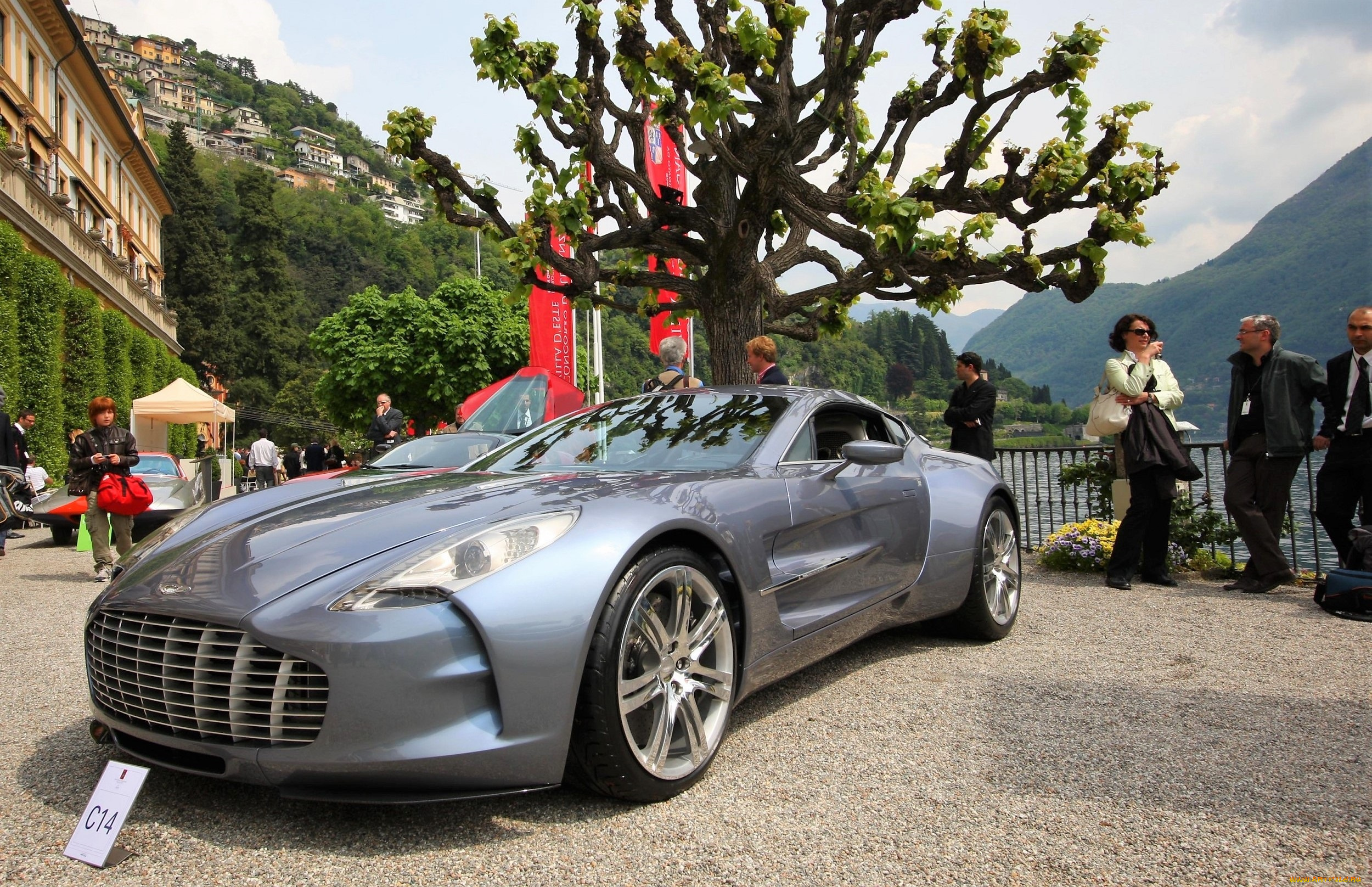 aston, martin, one, 77, автомобили, выставки, и, уличные, фото, серебристый, улица, люди