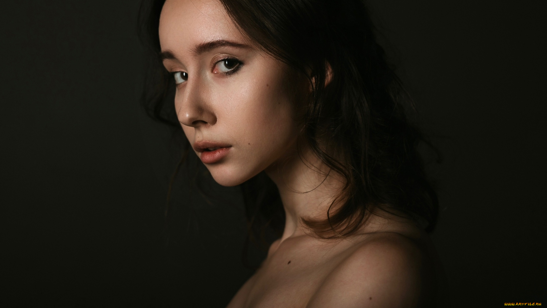 девушки, -, лица, , портреты, анастасия, гриненко, женщина, смотрит, на, зрителя, портрет, черное, платье, обнаженные, плечи, крупный, план, простой, фон, слабое, освещение, декольте