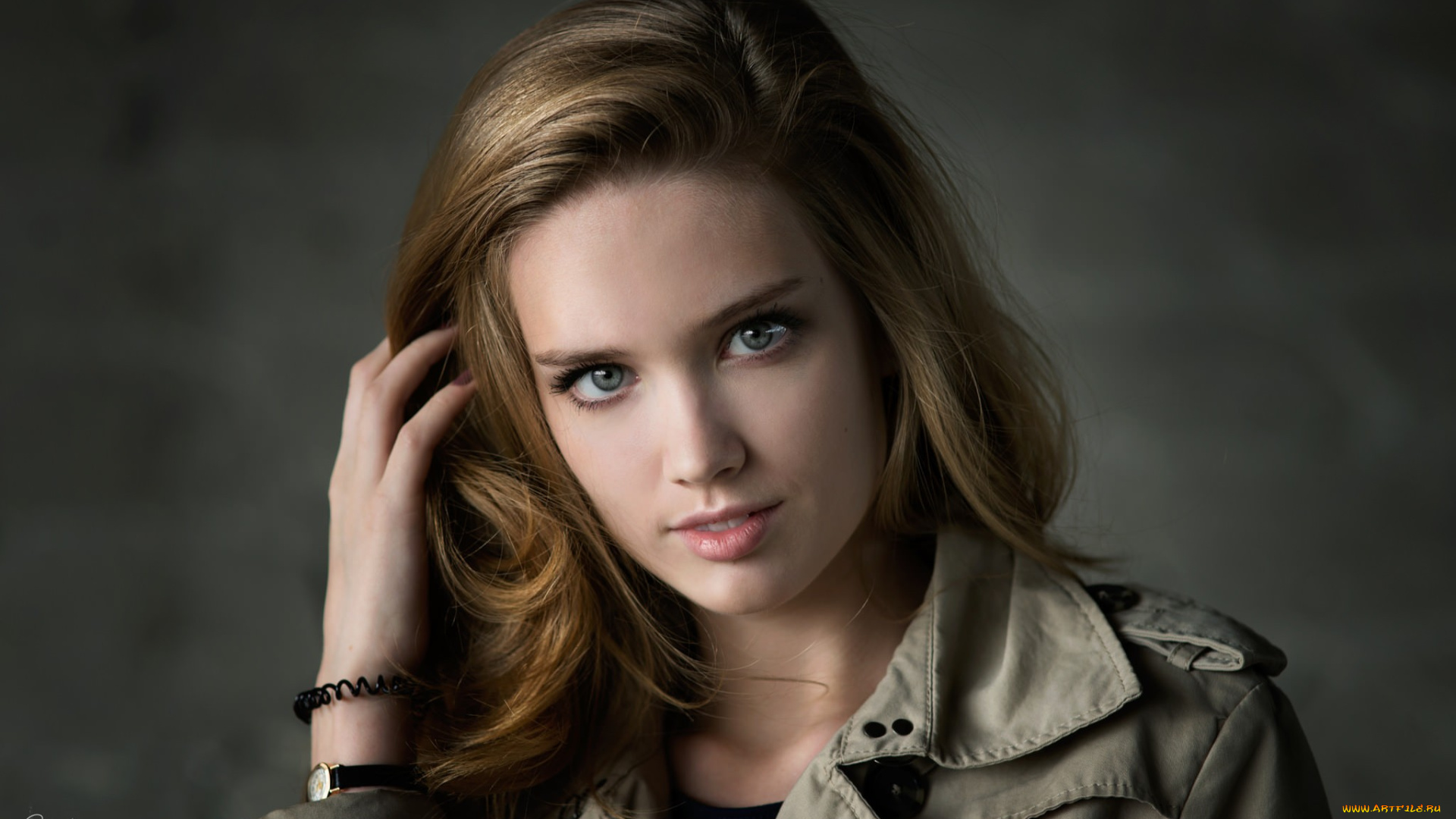 девушки, -, лица, , портреты, денис, дрожжин, смотрит, на, зрителя, тренч, прикосновение, к, волосам, пальто, серое, розовая, помада, студия, женщины, в, помещении, виктория, серые, глаза, водяные, знаки, крупный, план, наручные, часы