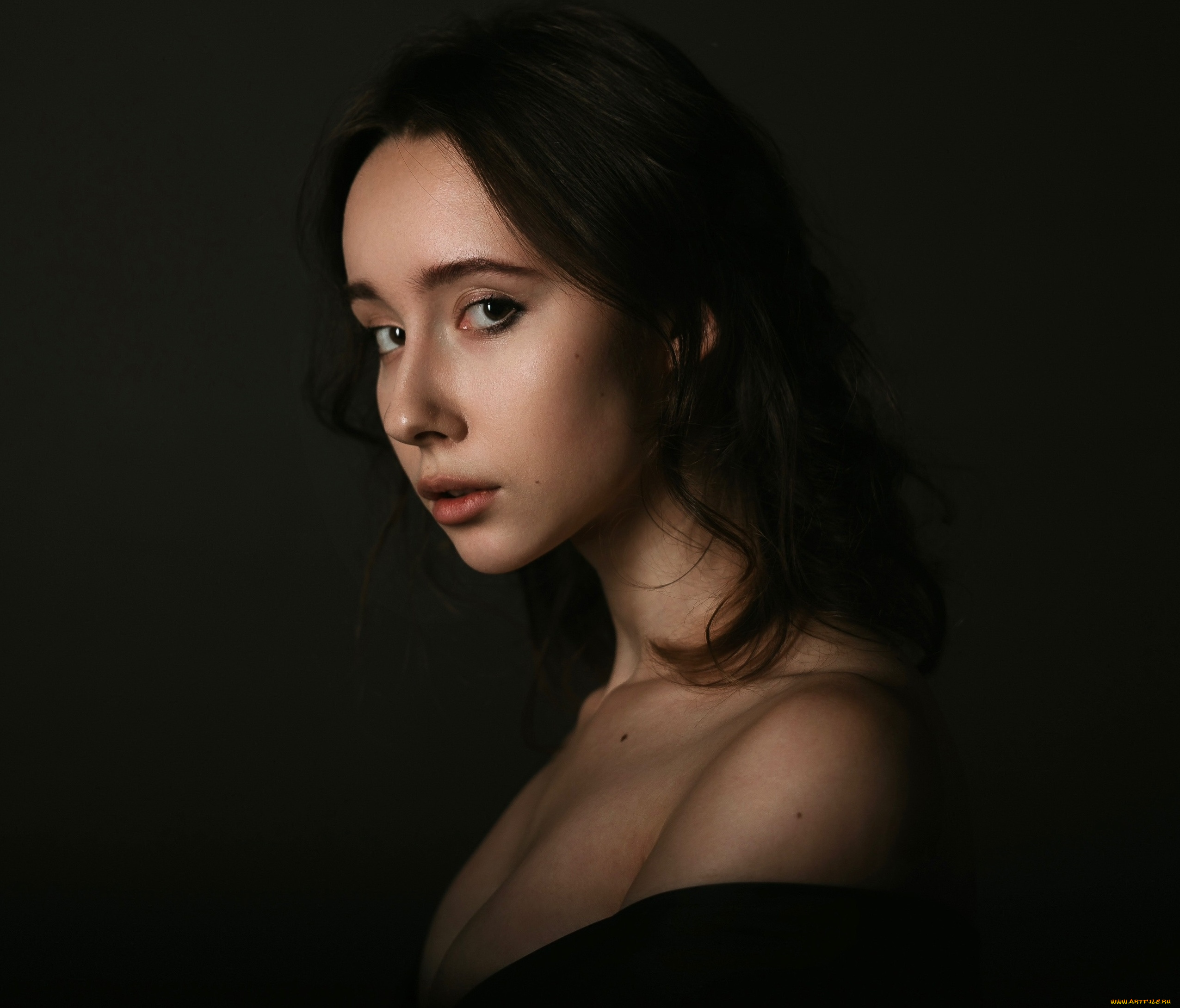 девушки, -, лица, , портреты, анастасия, гриненко, женщина, смотрит, на, зрителя, портрет, черное, платье, обнаженные, плечи, крупный, план, простой, фон, слабое, освещение, декольте