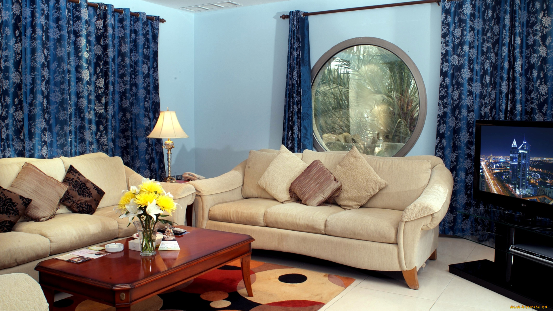 интерьер, гостиная, букет, диваны, шторы, столик, телевизор