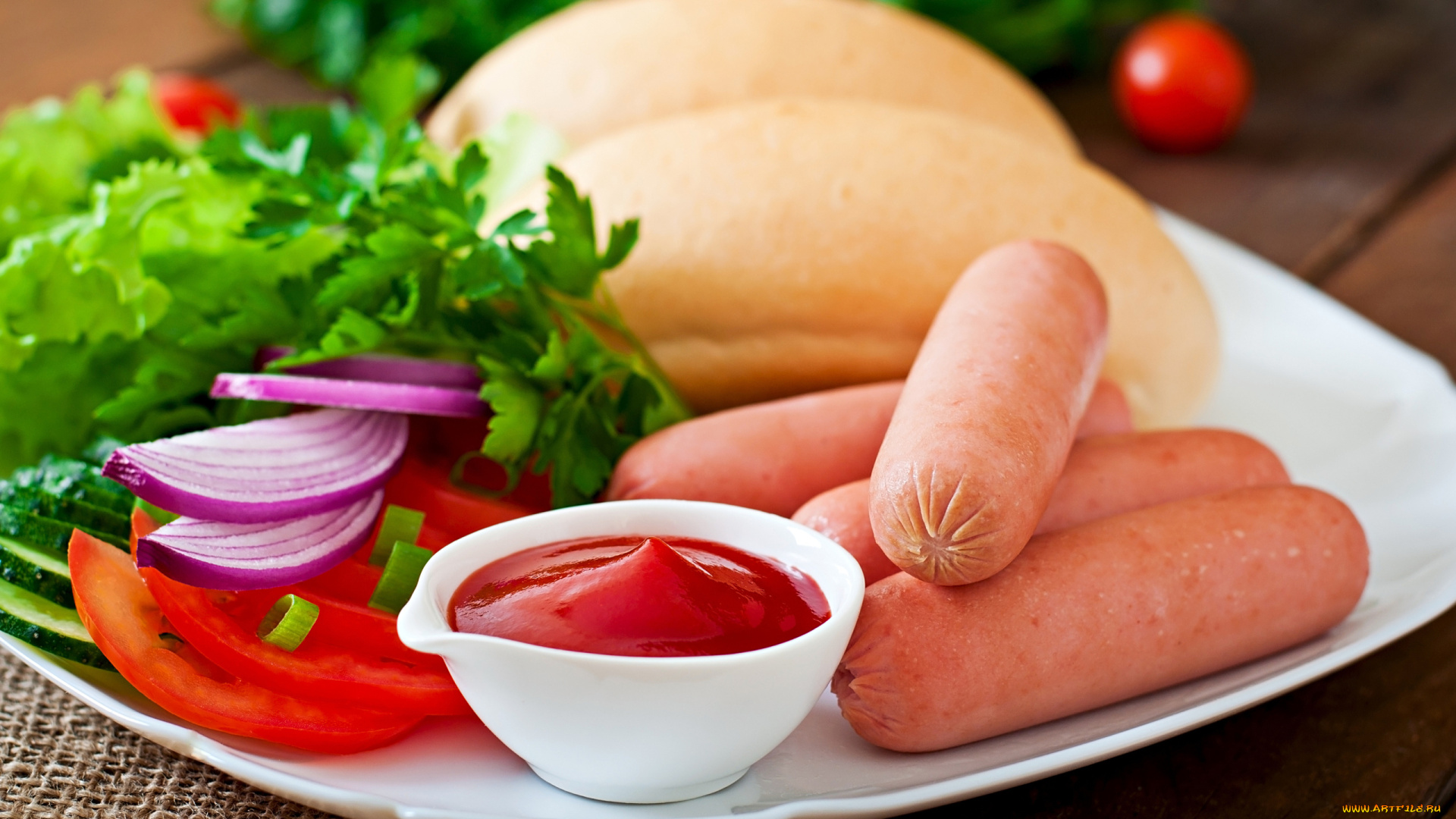 еда, колбасные, изделия, кетчуп, сосиски, помидоры, лук, петрушка